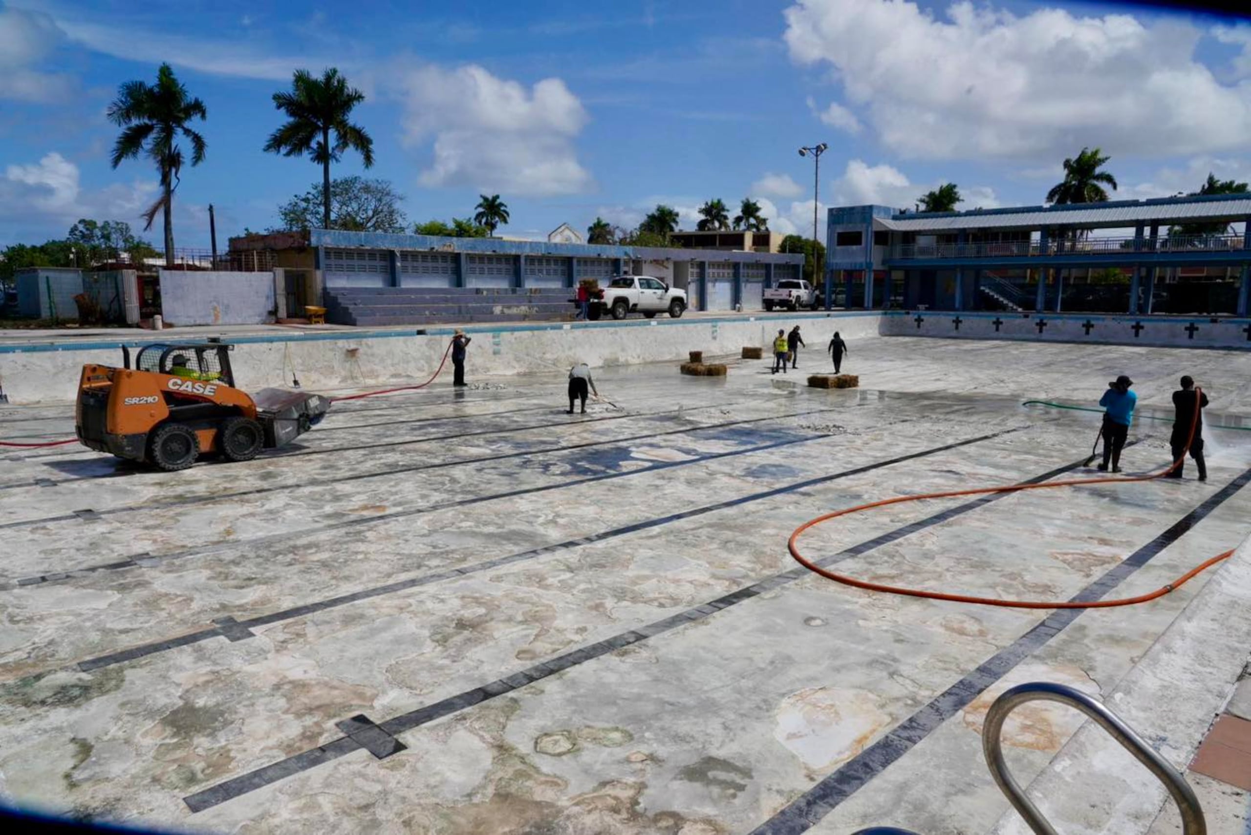 Ya comenzaron los trabajos municipales para la limpieza en la piscina de Levittown, que será rehabilitada y ampliada con otras dos piscinas que completarán un "mini natatorio".