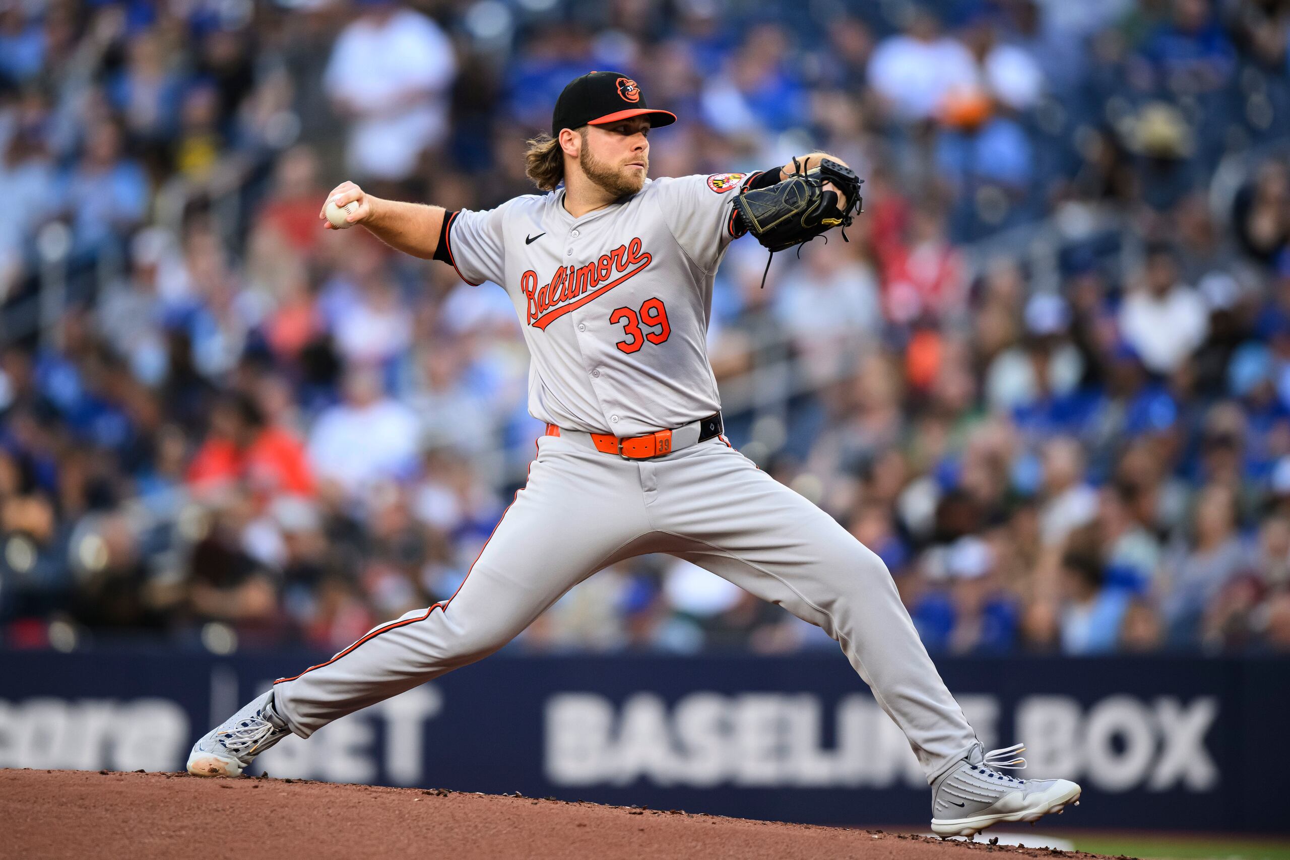Corbin Burnes, lanzador estelar de los Orioles de Baltimore, trabaja contra un bateador de los Blue Jays de Toronto durante la primera entrada del juego de béisbol del martes 4 de junio de 2024, en Toronto.