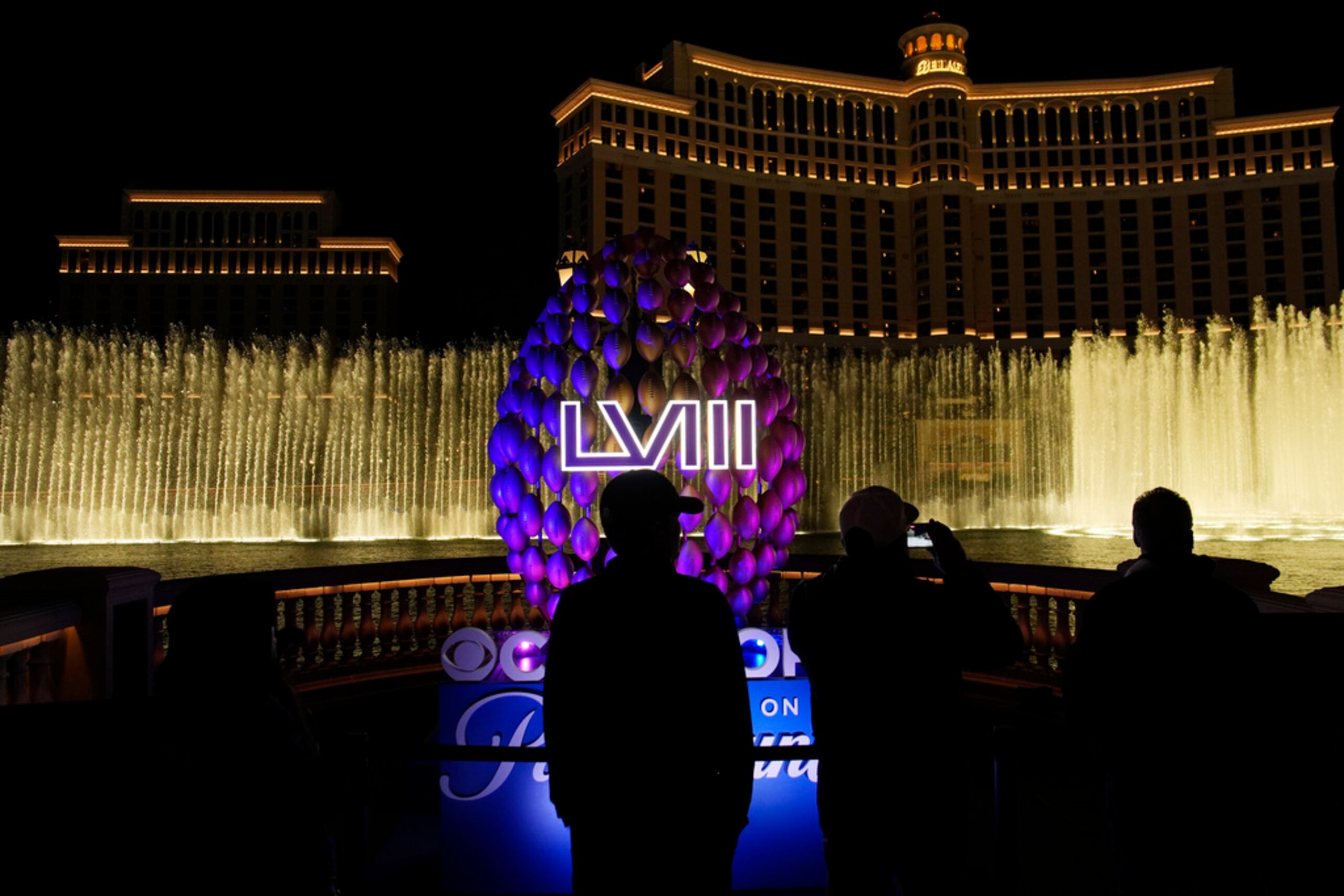 El logo del Super Bowl frente a la fuente del Bellagio en el Strip de Las Vegas.