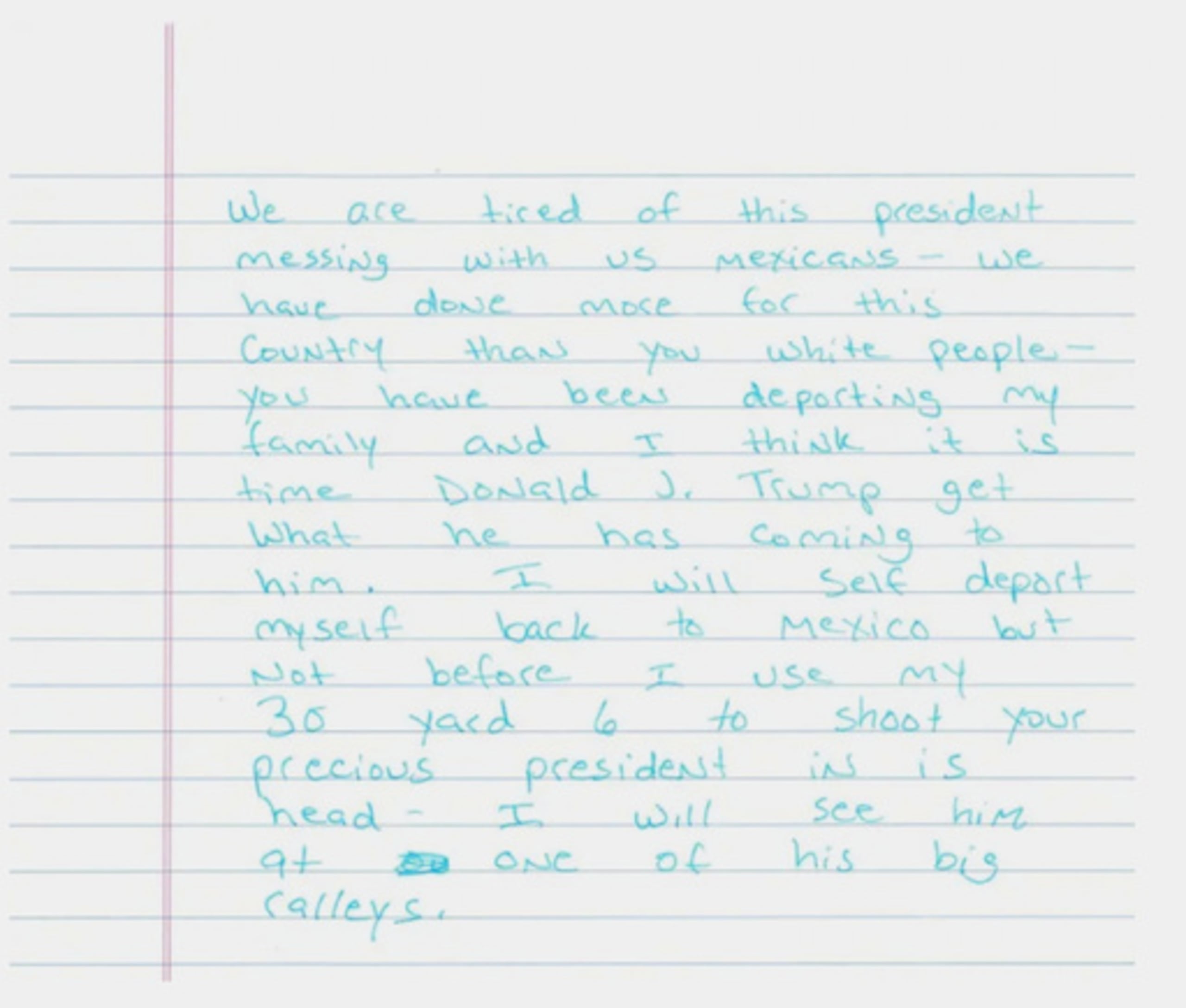 ARCHIVO - Esta imagen facilitada por el Departamento de Seguridad Nacional muestra una carta manuscrita con la que la secretaria de Seguridad Nacional, Kristi Noem, aseguró que un inmigrante amenazó de muerte al presidente Donald Trump. (Departamento de Seguridad Nacional vía AP, Archivo)