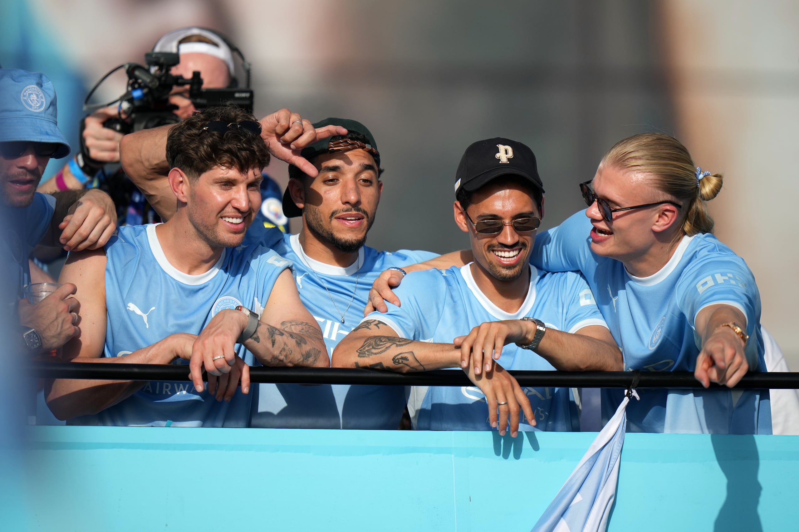 Erling Haaland, a la derecha, celebra con sus compañeros en un desfile del Manchester City.
