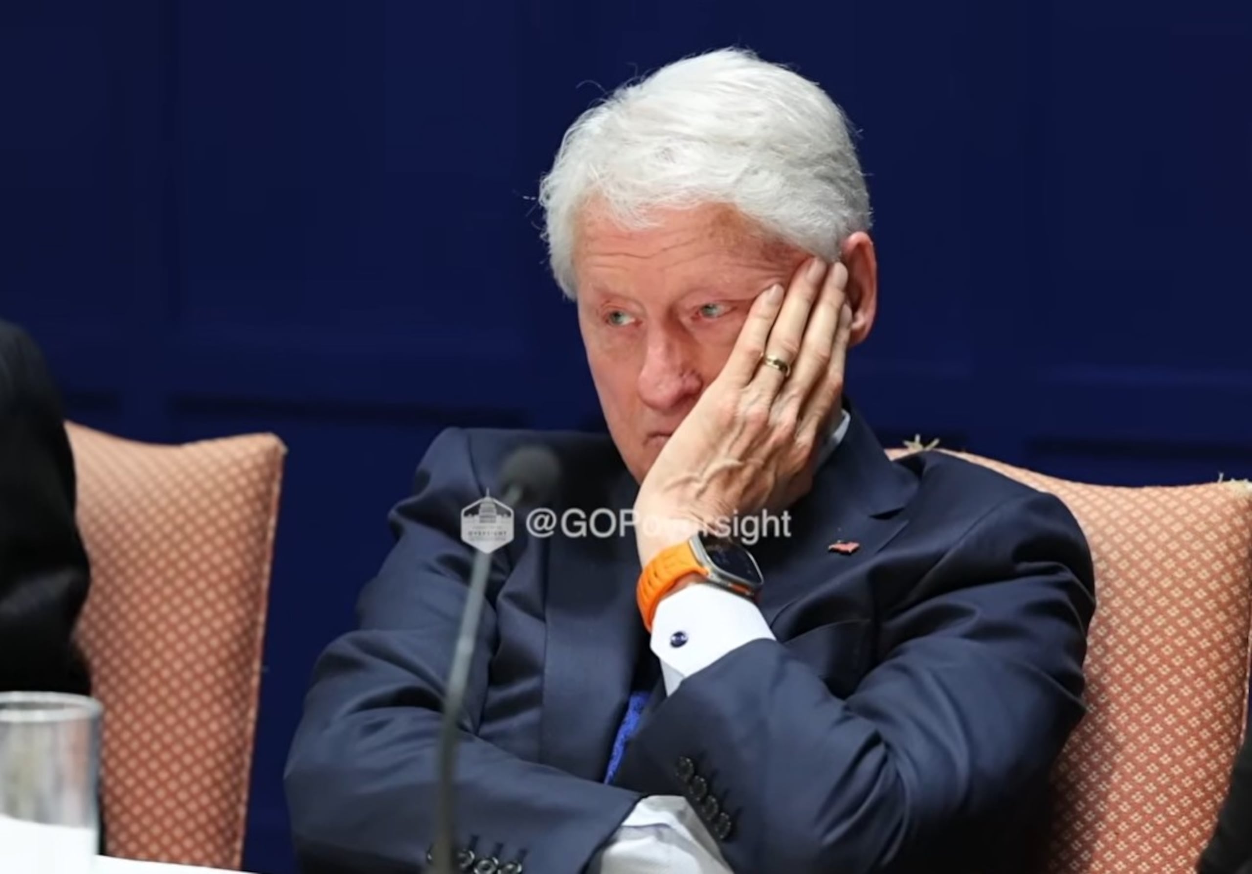 Ambos testimonios, grabados durante sesiones a puerta cerrada con miembros del comité de la Cámara de Representantes que investiga el caso, permiten ver directamente a los exlíderes frente a preguntas de los congresistas sobre sus posibles vínculos con el financista acusado de tráfico sexual de menores.