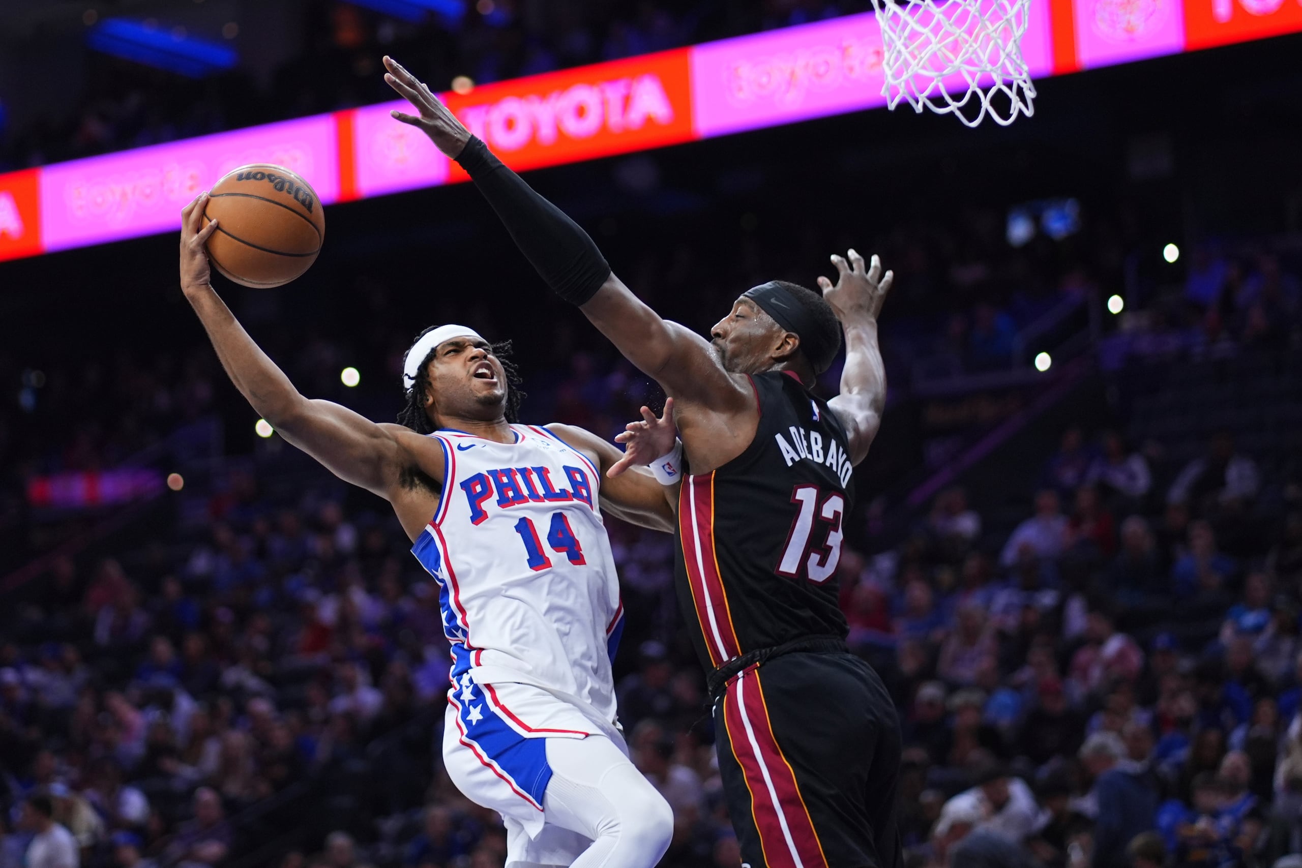 Ricky Council IV, de los 76ers de Filadelfia, trata de lanzar al canasto frente a Bam Adebayo, del Heat de Miami.