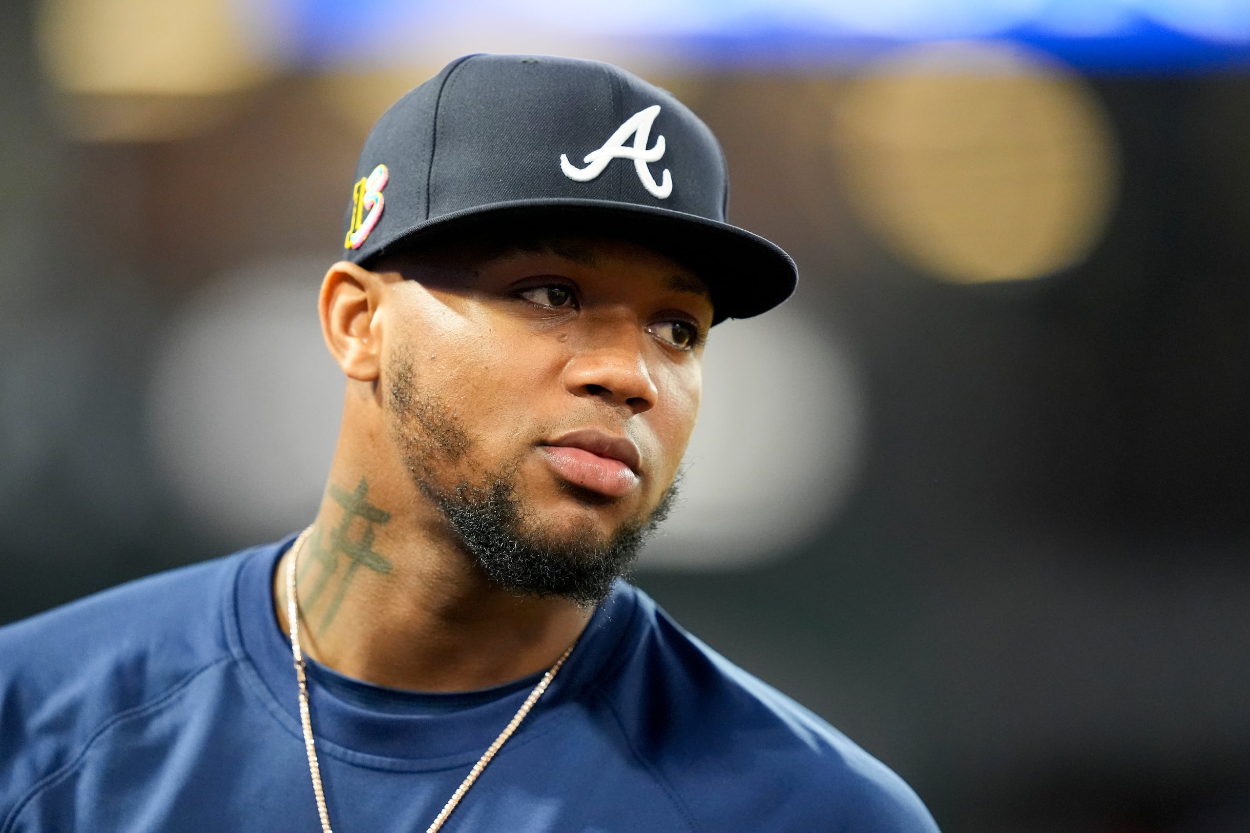 El venezolano Ronald Acuña Jr., de los Braves de Atlanta, observa desde la cueva el juego del 17 de agosto de 2024, ante los Angelss de Los Ángeles.
