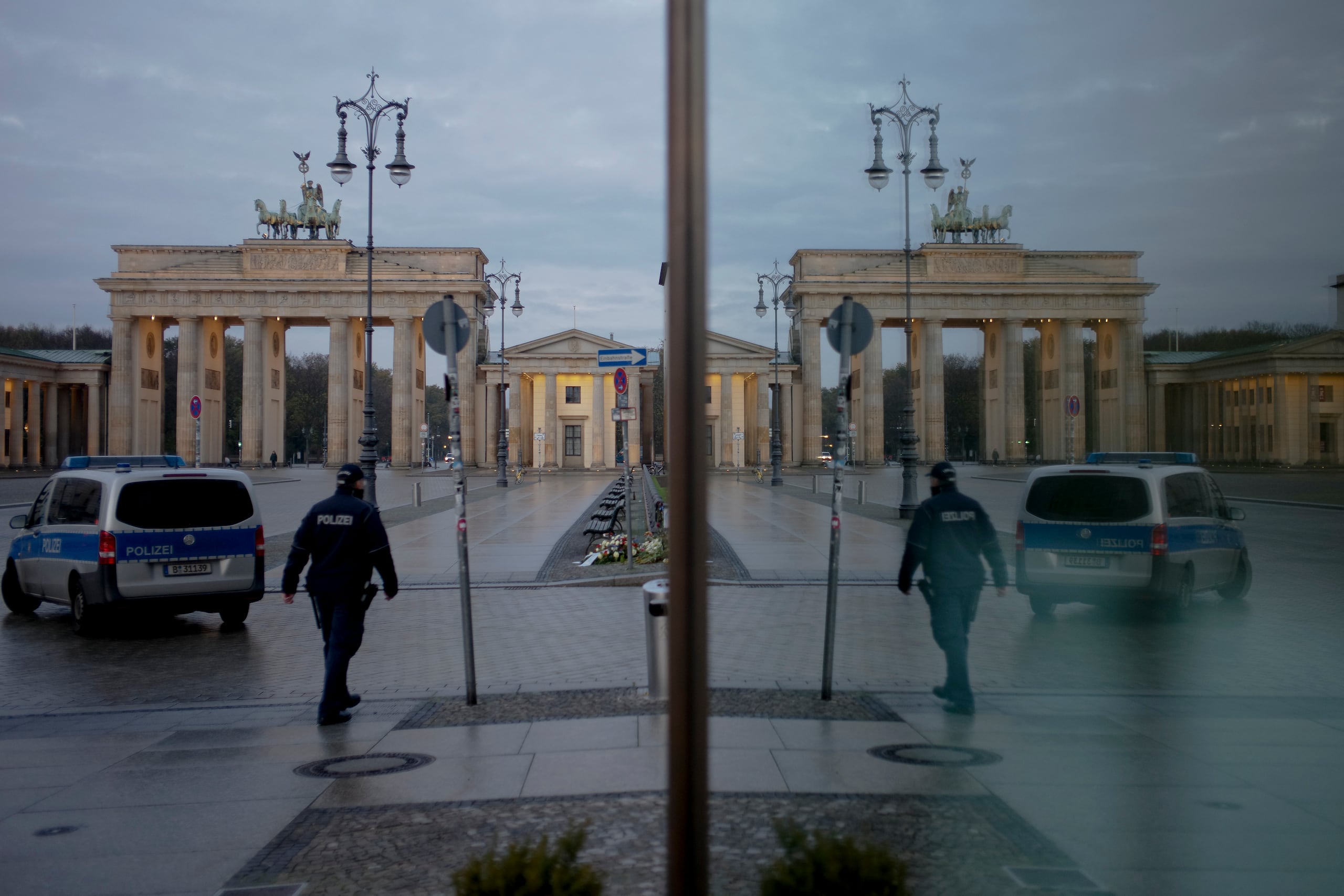 Un agente de la policía alemana patrulla por la Plaza Pariser, frente a la Puerta de Brandeburgo, en Berlín, Alemania.