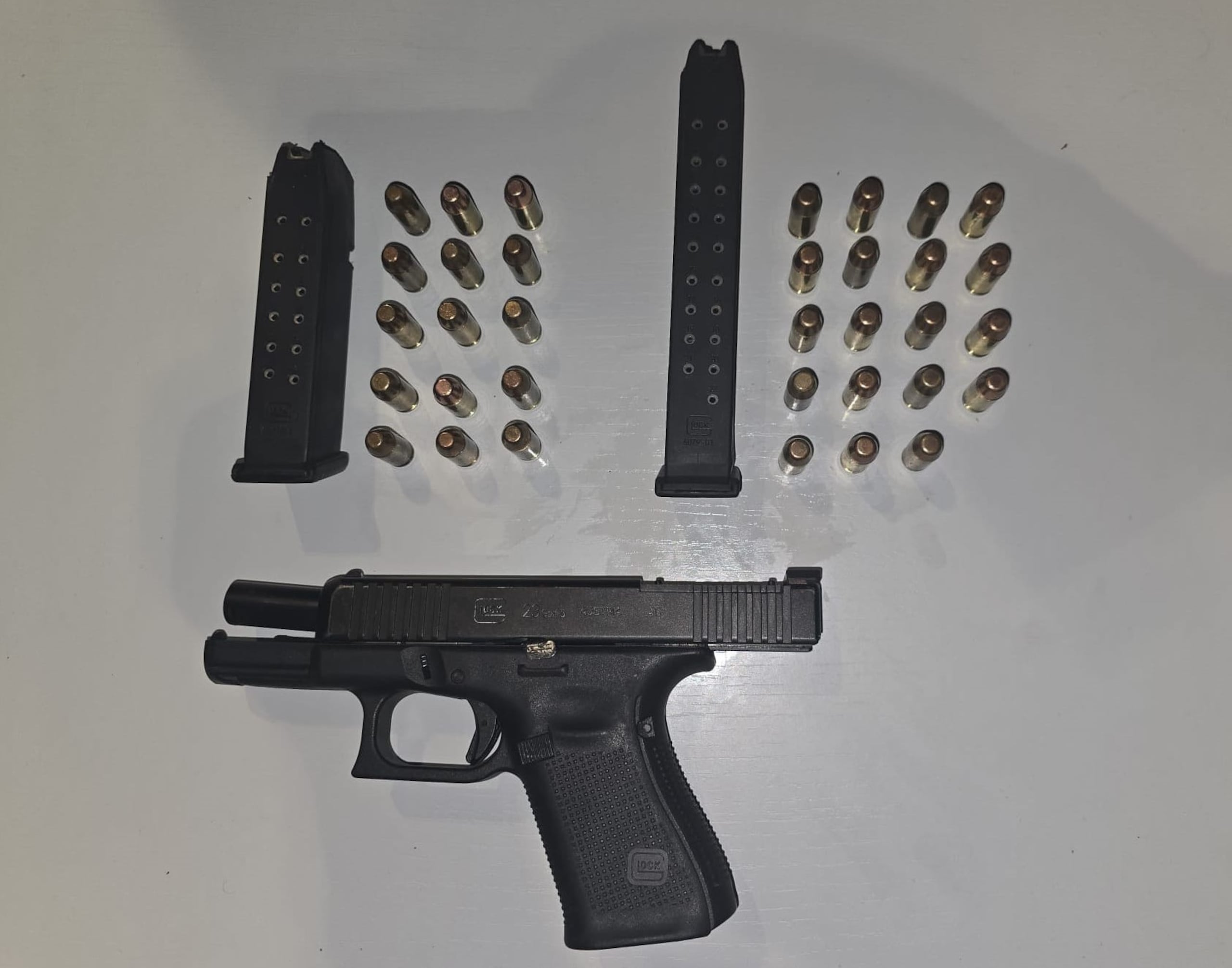 Durante la intervención, los agentes incautaron el vehículo y una pistola Glock calibre .40 modificada para disparo automático, además de 34 municiones y dos cargadores.