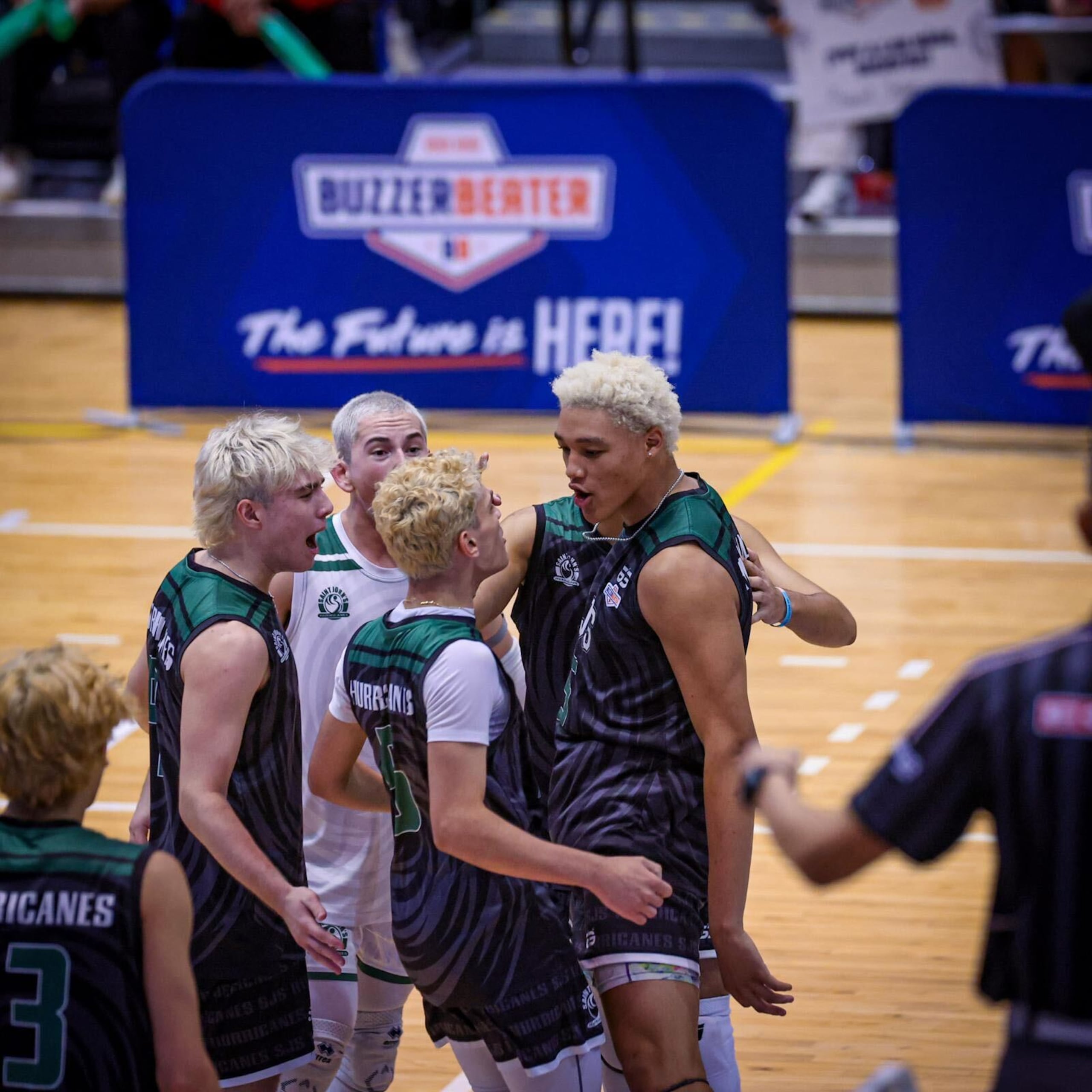 Jugadores de Saint John's School celebran tras anotar un punto en la final masculina de la Copa Buzzer Beater.