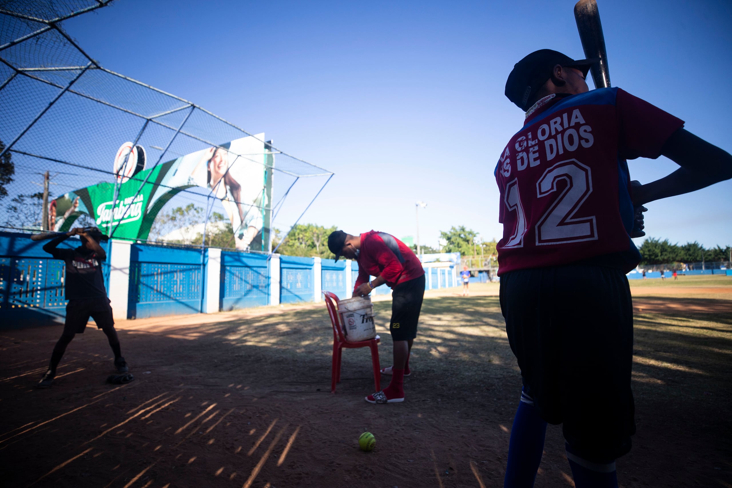 En República Dominicana el béisbol es una de las principales fuentes de esperanza para salir de la pobreza para muchas familias. Debido a ello abundan los programas de desarrollo de peloteros, en ocasiones con labores realizadas a modo de pro bono si los jovencitos firman contratos profesionales.