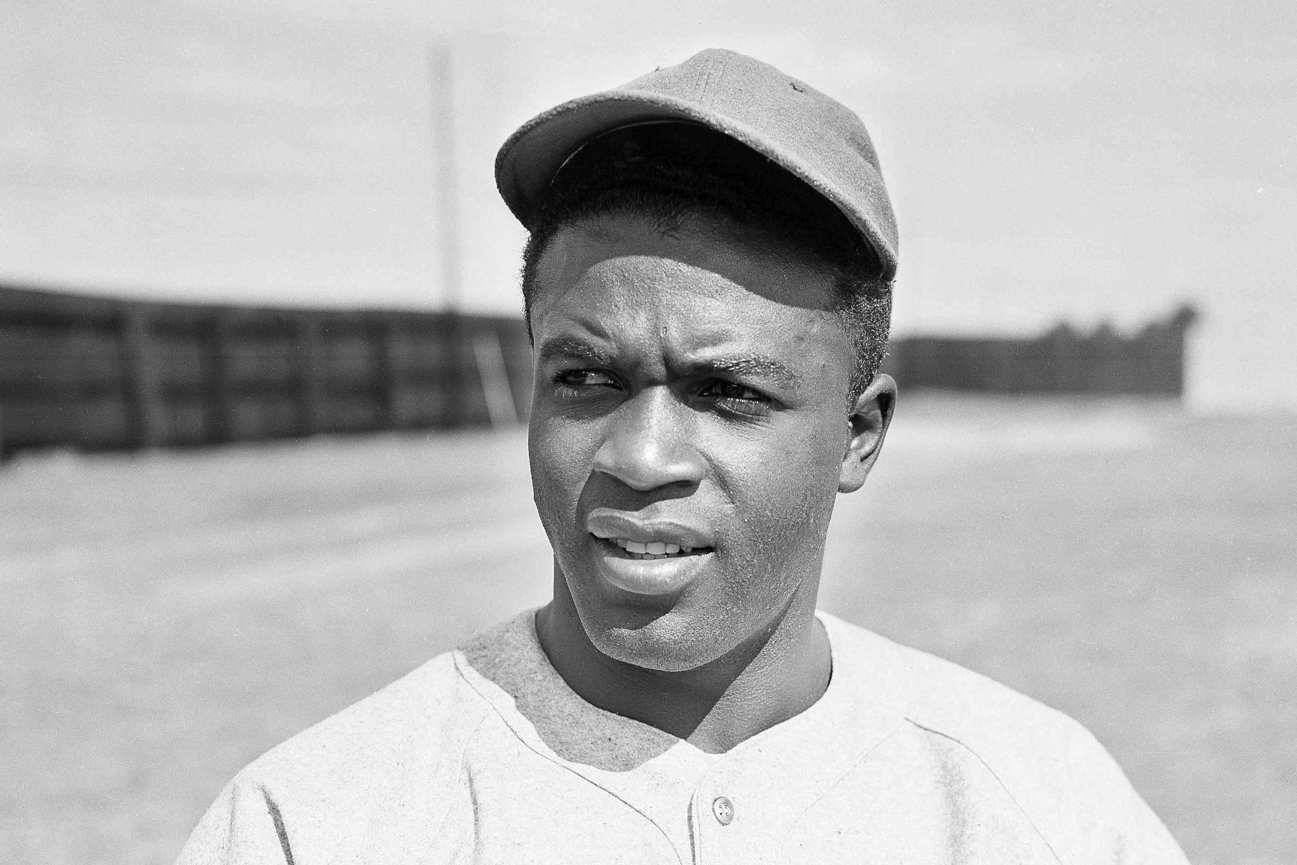 El jugador de béisbol Jackie Robinson aparece aquí en uniforme del club Montreal Royals, en Sanford, Florida, el 4 de marzo de 1946.  Al siguiente año el norteamericano fue el primer afroamericano en jugar en las Grandes Ligas.