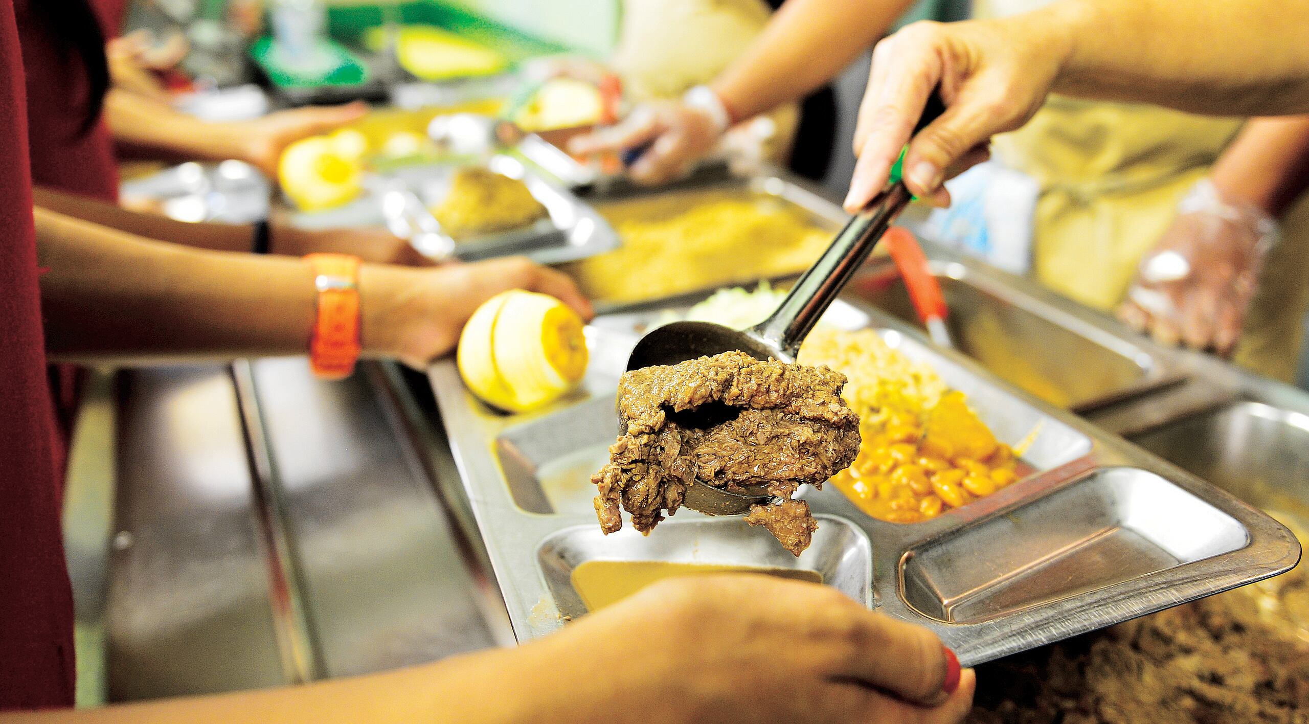 Para algunos niños, las comidas escolares pueden ser su unica fuente fiable de alimentos.
