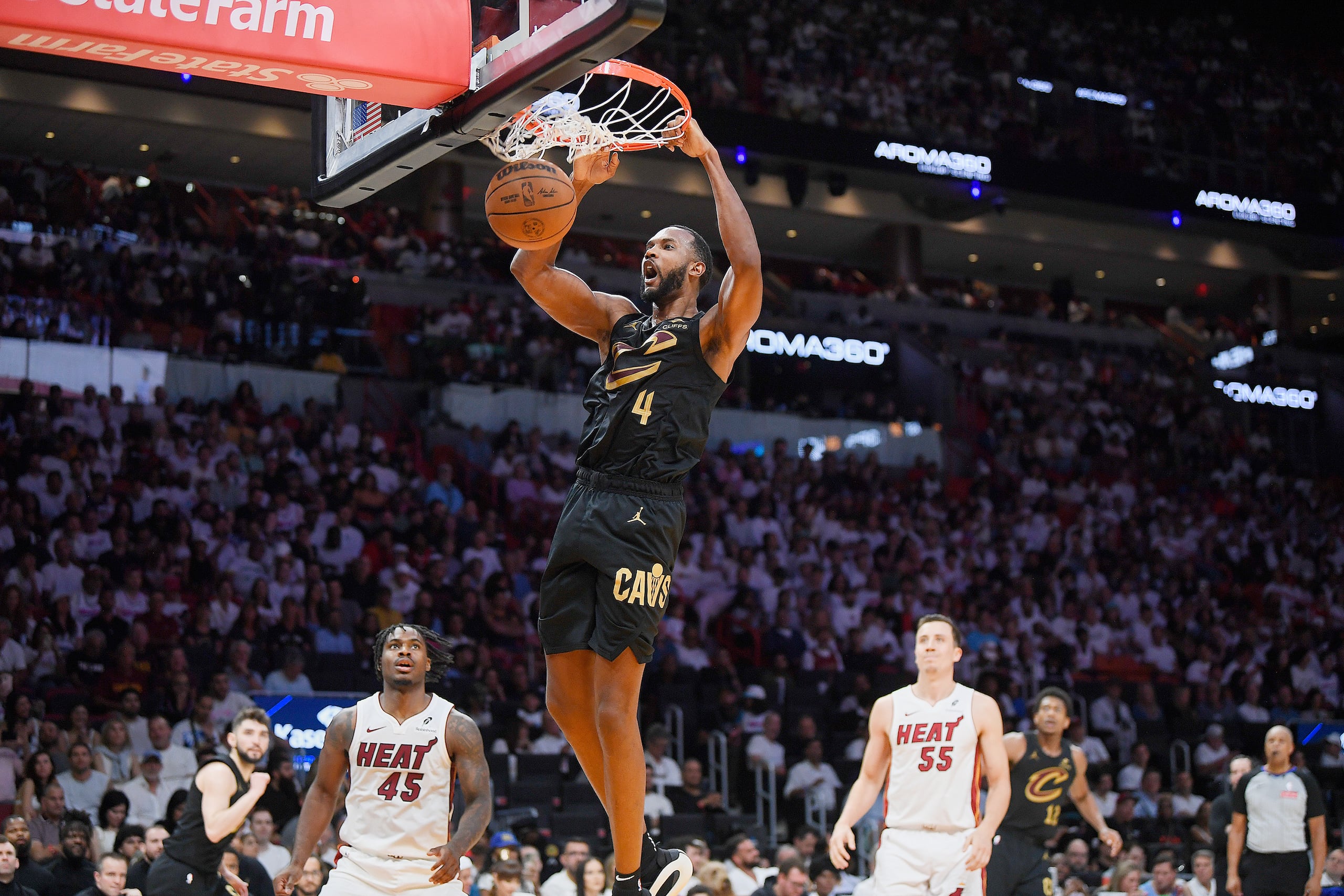 Evan Mobley (4) donquea un balón durante el cuarto partido de la serie de primera ronda ante el Heat de Miami. Los Cavaliers ganaron la serie por un margen de 122 puntos de ventaja.