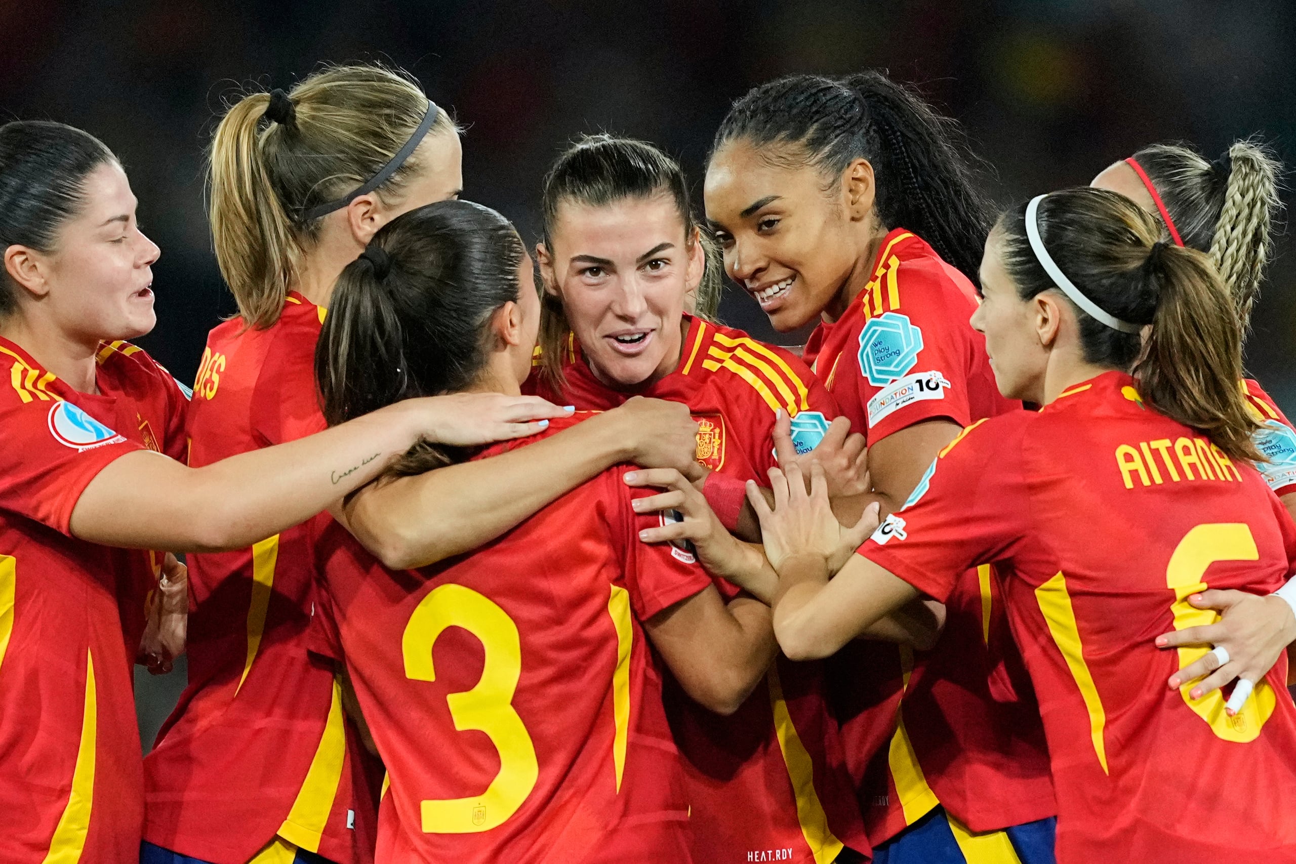 Patri Guijarro de España, al centro, celebra después de anotar el segundo gol de su equipo durante el partido de fútbol del Grupo B de la Eurocopa Femenina 2025 entre Italia y España en el Stadion Wankdorf en Berna, Suiza, el viernes 11 de julio de 2025. (AP Photo/Martin Meissner)