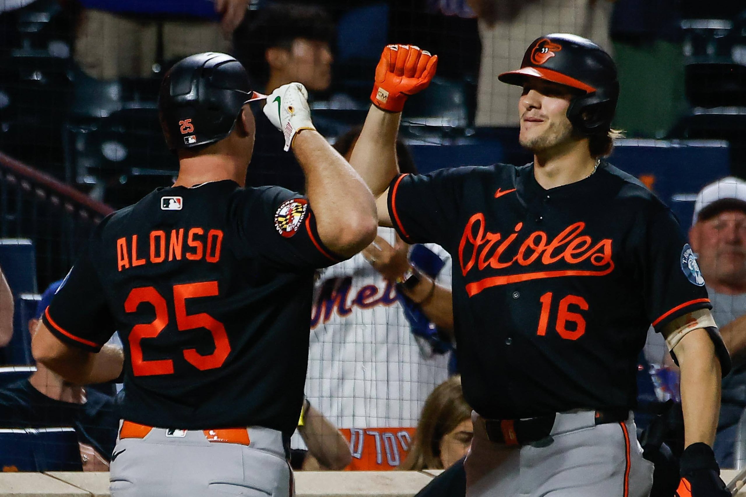 Pete Alonso celebra su jonrón con su compañero de los Orioles Coby Mayo.