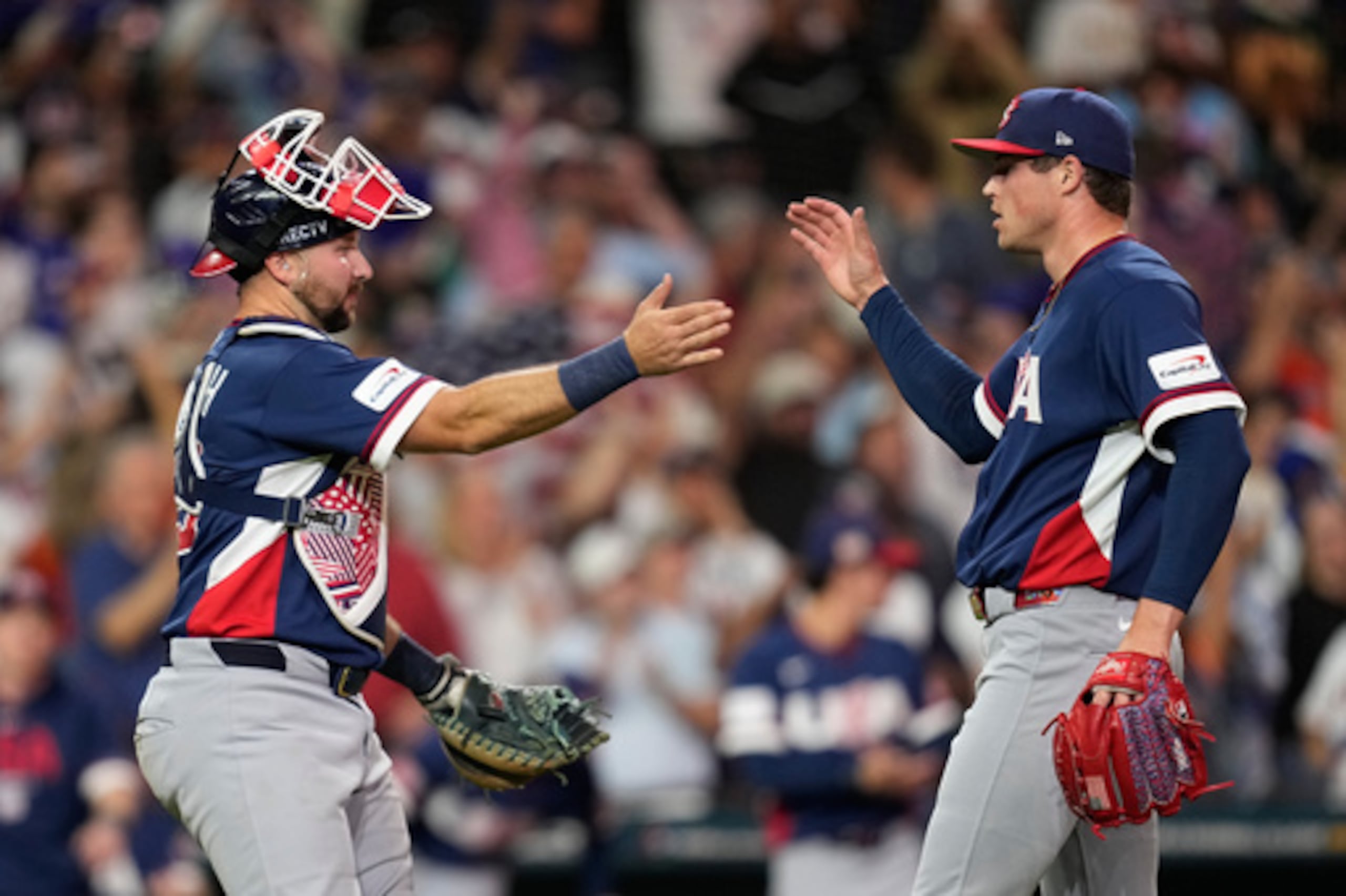 El receptor de Estados Unidos Cal Raleigh, izquierda, y el lanzador Mason Miller, derecha, celebran después de su victoria sobre Canadá en un partido de cuartos de final del Clásico Mundial de Béisbol, el viernes 13 de marzo de 2026, en Houston. (AP Photo/David J. Phillip)