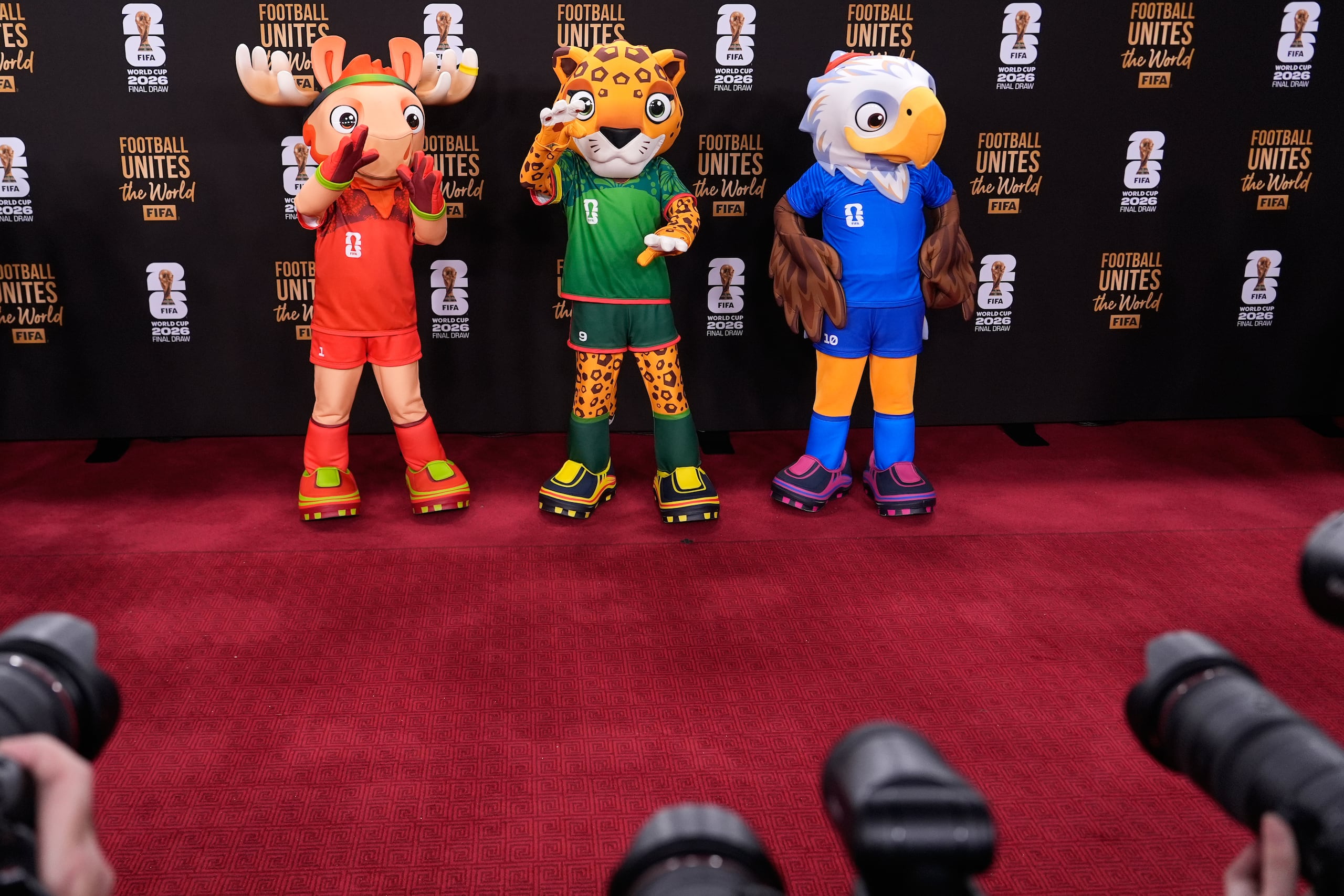 Las mascotas del Mundial 2026 en la alfombra roja del sorteo del torneo, el viernes 5 de diciembre de 2025, en Washignton. (AP Foto/Julia Demaree Nikhinson)
