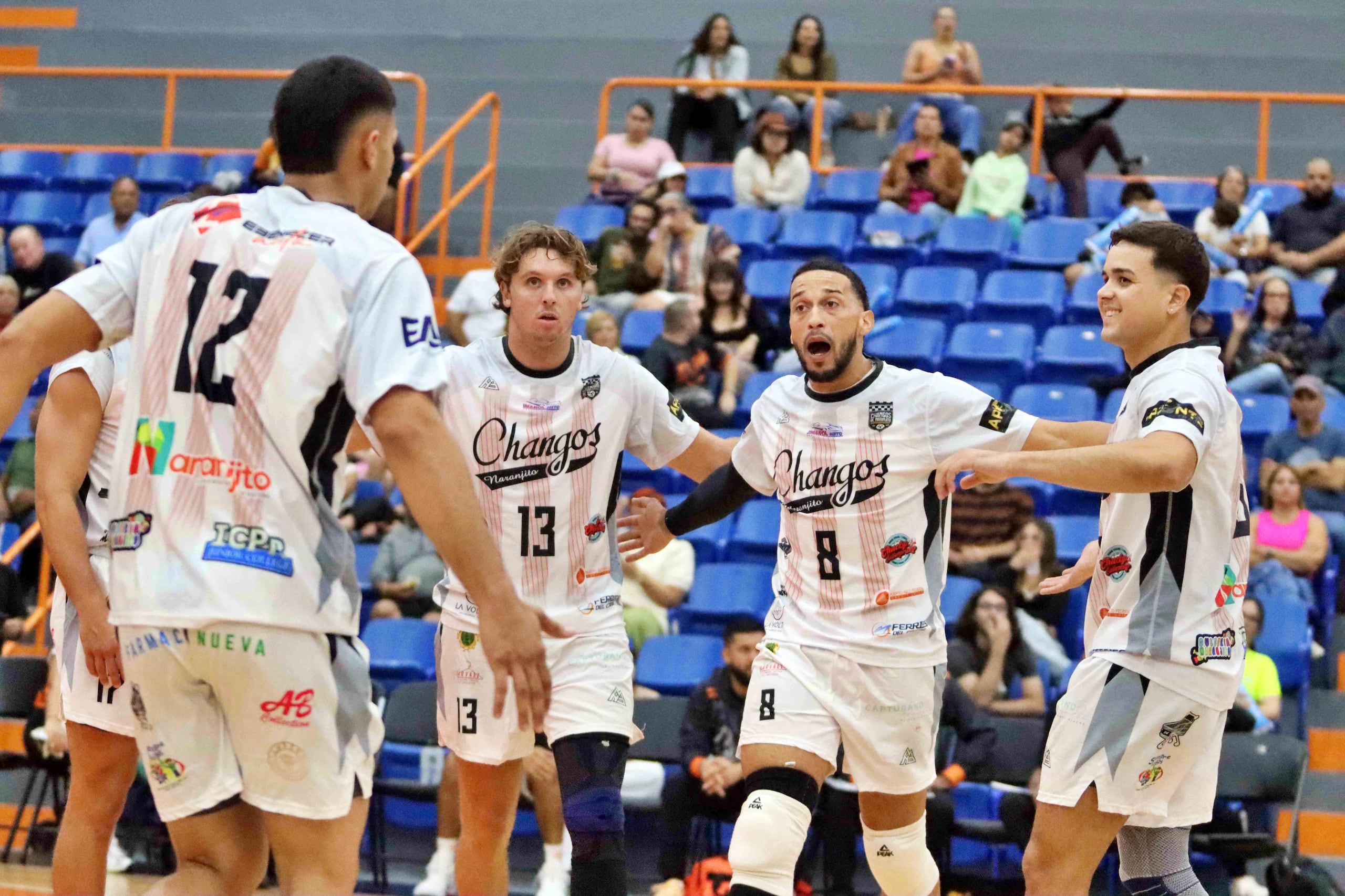 Los Changos de Naranjito ganaron el partido en tres sets.