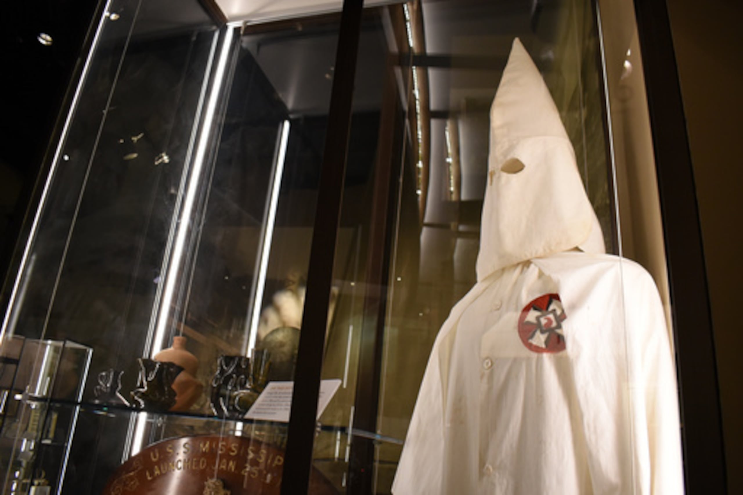 Una máscara del Ku Klux Klan observa el Museo de Historia de Mississippi el viernes 27 de marzo de 2026, en Jackson, Mississippi (AP Photo/Sophie Bates)