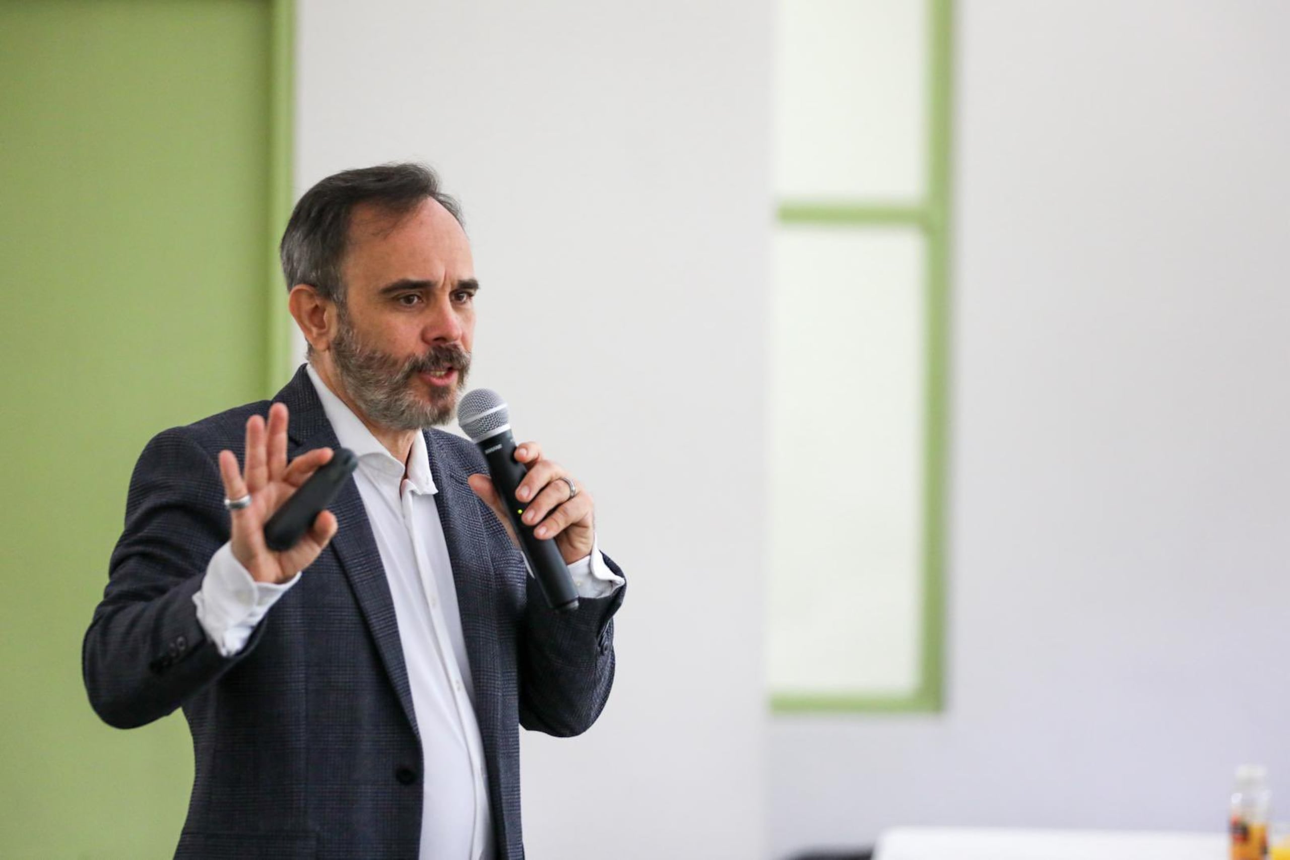 El columnista de Primera Hora explicó que el libro tomó forma “cuando me di cuenta que tenía como 50 textos ya escritos relacionados con experiencias que he vivido, filosofías o reflexiones, digamos, sobre aspectos de la vida”.