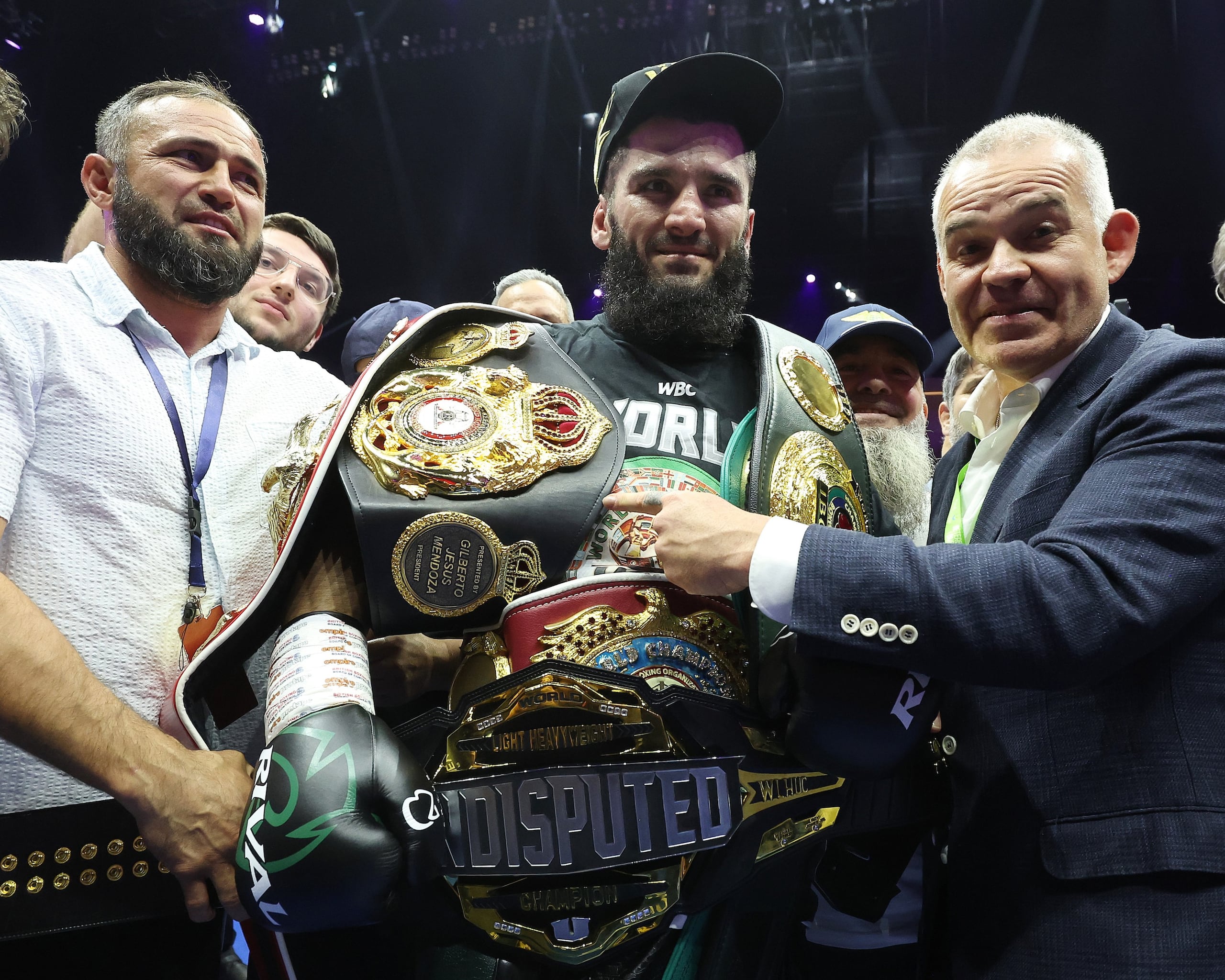 Artur Beterbiev luego de su victoria por decisión dividida sobre Dmitry Bivol.