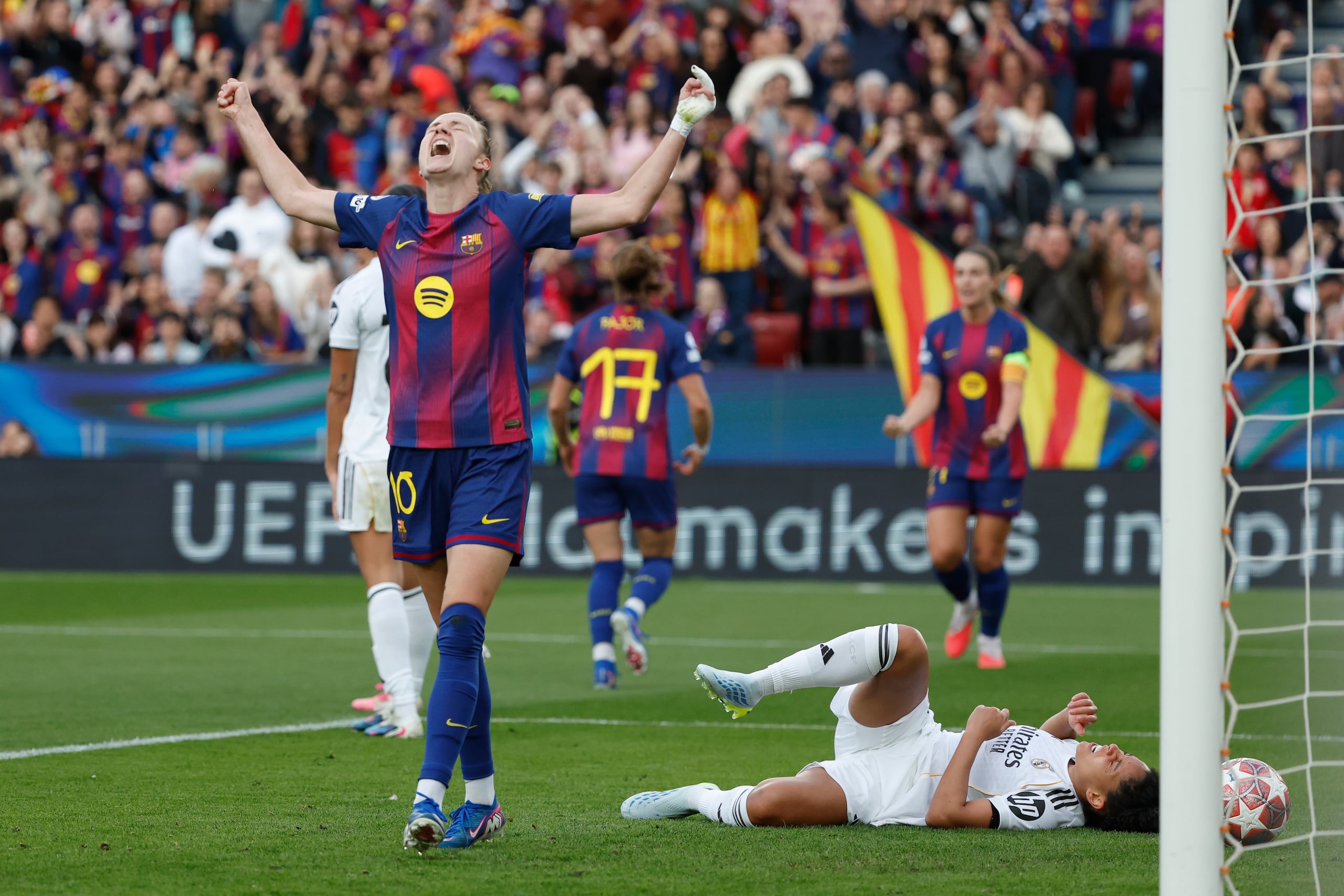 Caroline Graham Hansen, del Barcelona, celebra tras anotar el segundo gol de su equipo durante un juego de fútbol de los cuartos de final de la Liga de Campeones femenina entre el Barcelona y el Real Madrid, en Barcelona, España, el jueves 2 de abril de 2026. (Foto AP/Joan Monfort)