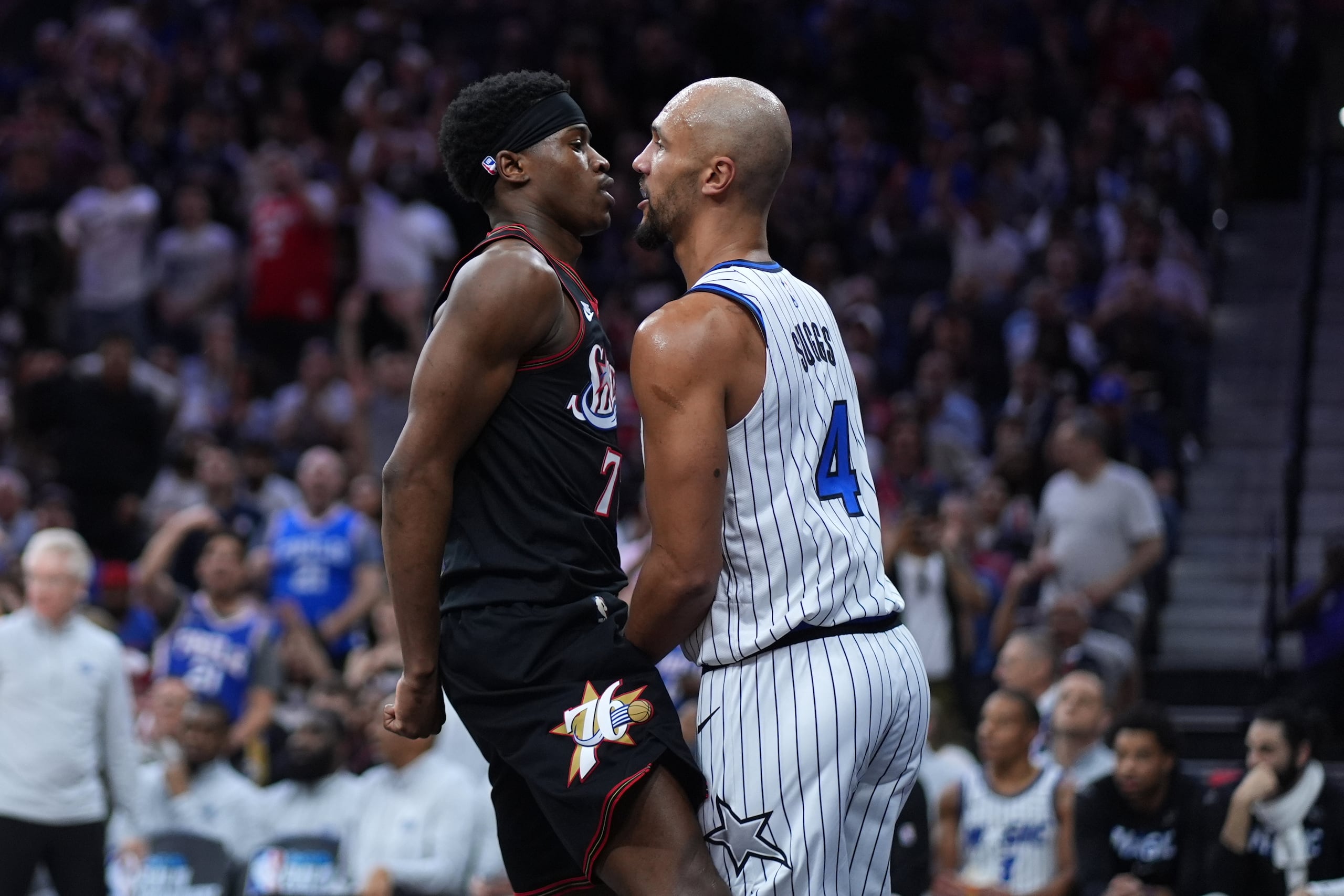 Vj Edgecombe, de los 76ers de Filadelfia, y Jalen Suggs, del Magic de Orlando, protagonizan un altercado durante el partido de play-in del miércoles 15 de abril de 2026 (AP Photo/Matt Slocum)