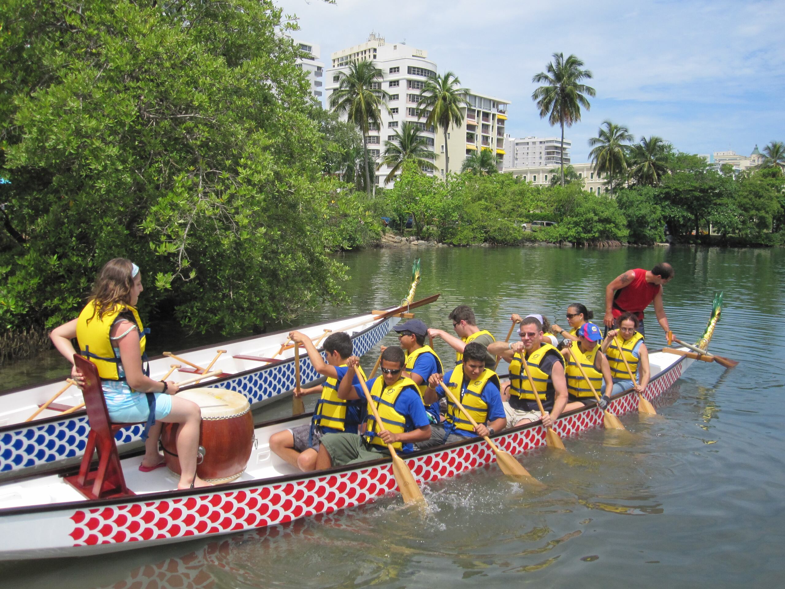 Estos son los botes dragones, con sus remeros, tamborilero y timonel, que estarán en competencia este sábado en la laguna de El Condado.