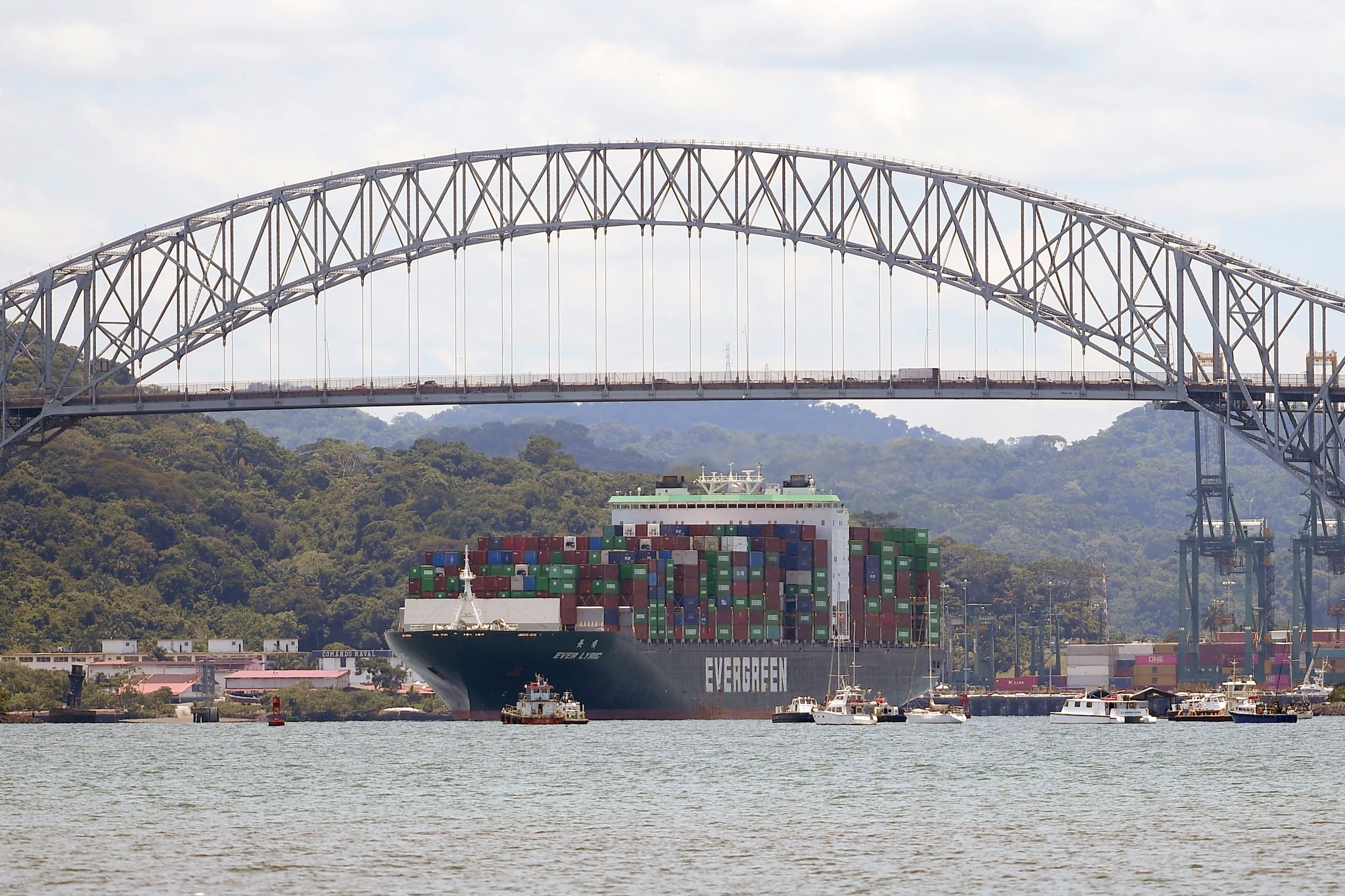El Canal de Panamá, una de las principales rutas marítimas del comercio mundial, es administrado desde el 31 de diciembre de 1999 por los panameños.