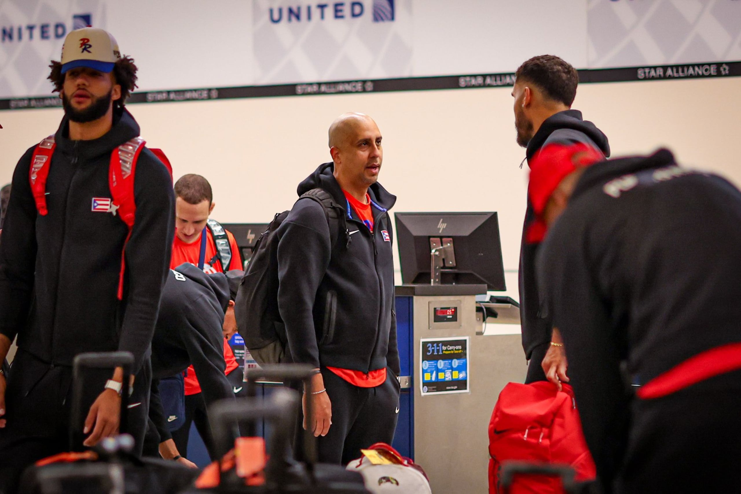 Nelson Colón -al centro- también viajó este domingo con destino a París 2024.