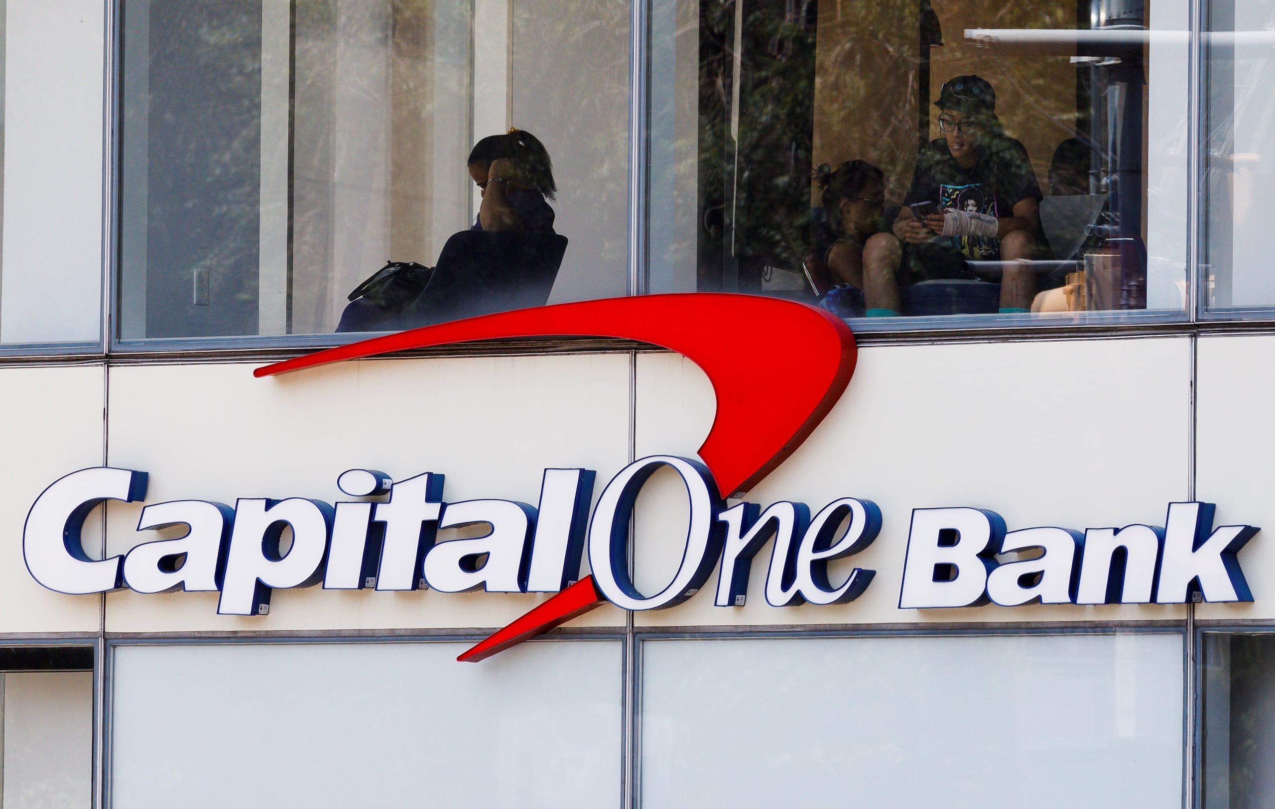 Los actuales accionistas de Capital One controlarán cerca del 60 % de la fusión, mientras que los de Discover un 40 % aproximadamente.