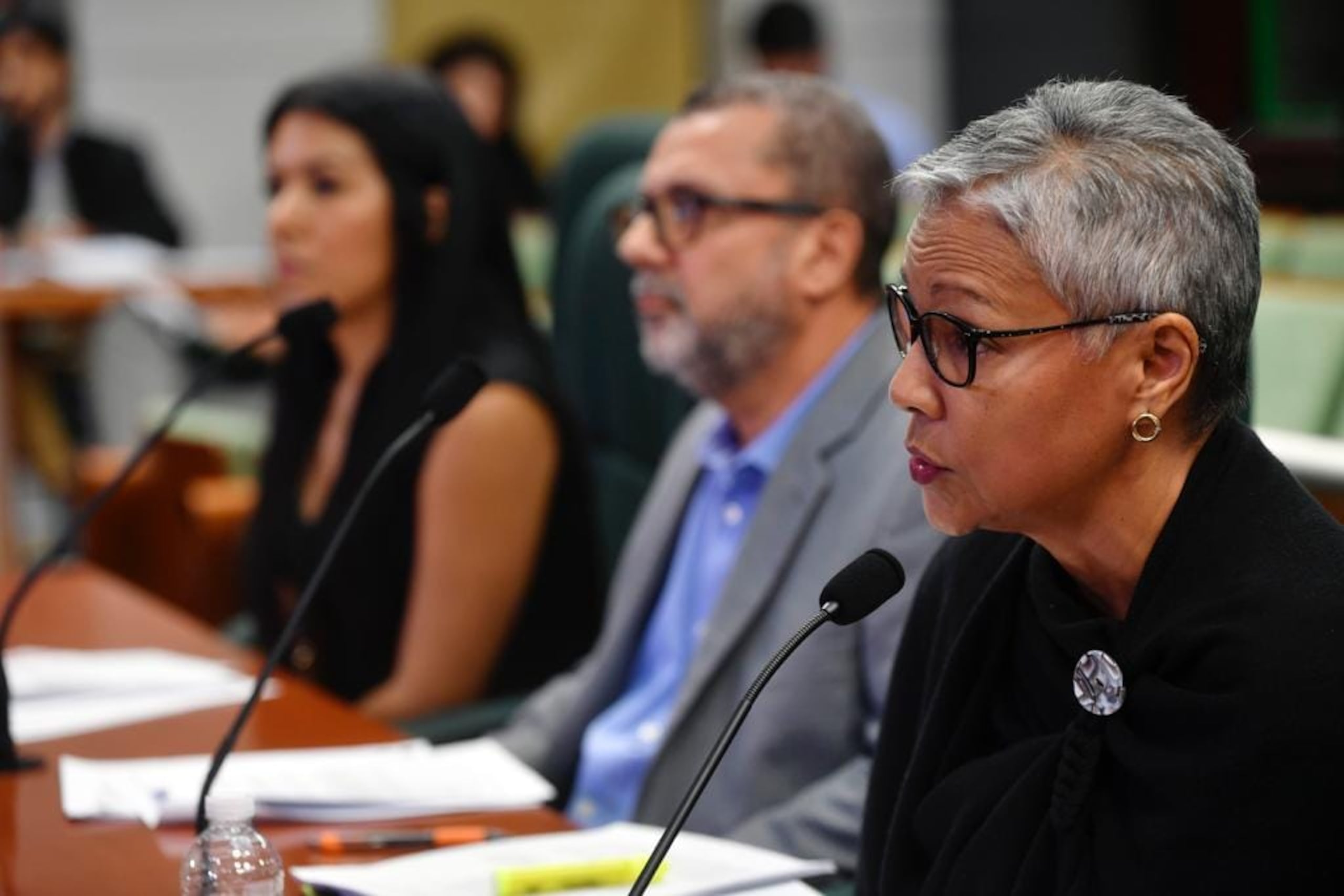 La asesora legal de la OATRH, Diocelyn Rivera, (en primer plano) defendió el Plan de Clasificación y Retribución implantado por el gobierno con el aval de la Junta de Supervisión Fiscal (JSF).