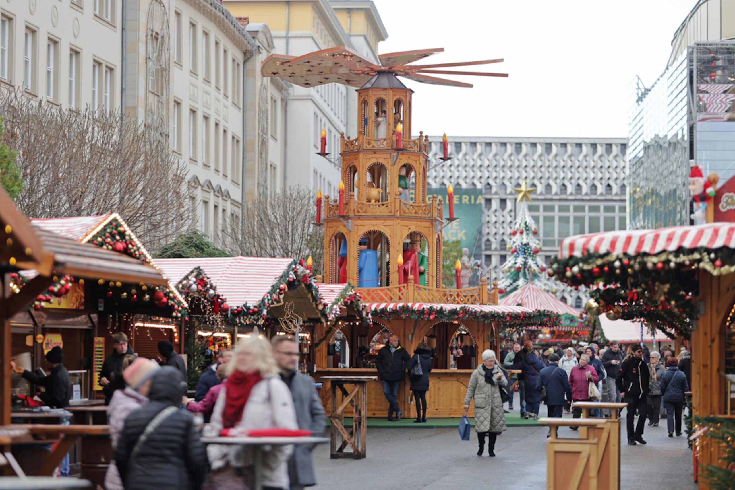 Visitantes pasean por el mercado navideño de la ciudad de Magdeburgo, Alemania, el 20 de noviembre de 2025.