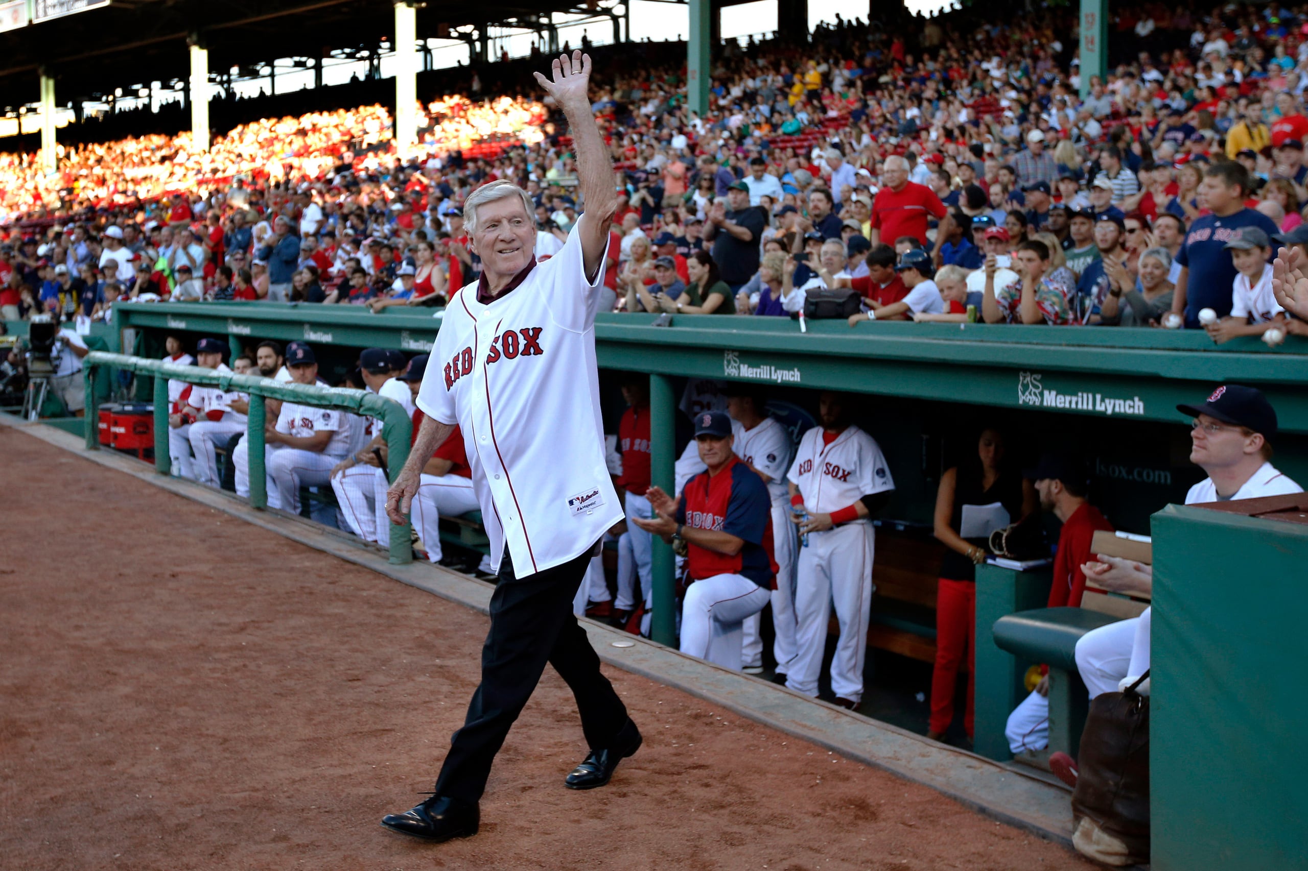 El exmánager de los Red Sox de Boston, Joe Morgan, saluda a los aficionados mientras recibe un homenaje antes en 2013.