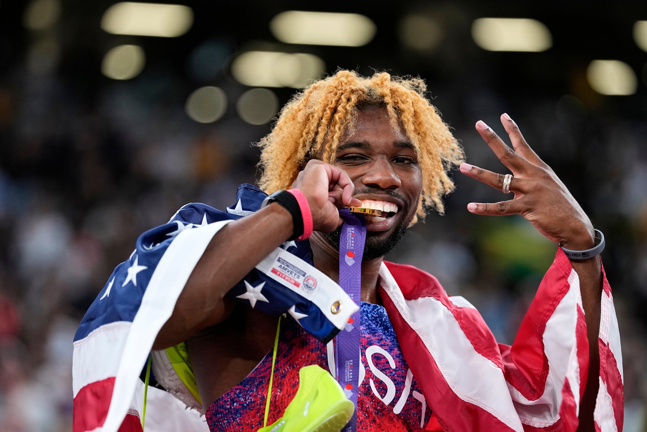 El estadounidense Noah Lyles posa tras su victoria en los 200 metros del Mundial de Atletismo.