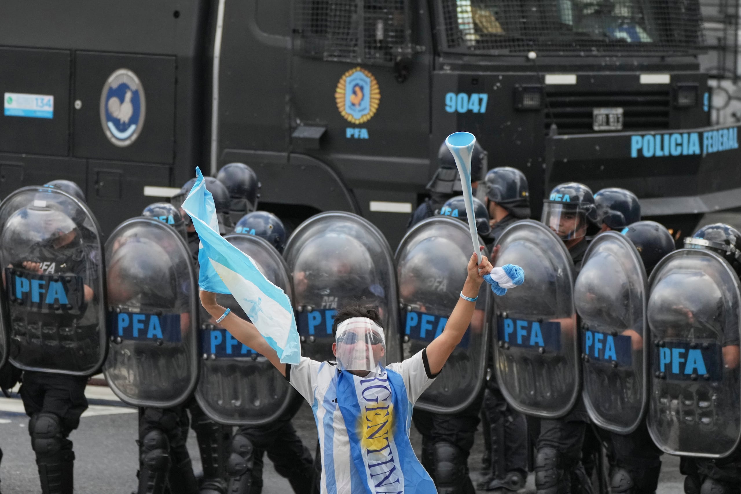 Un hincha se une a la protesta de jubilados.