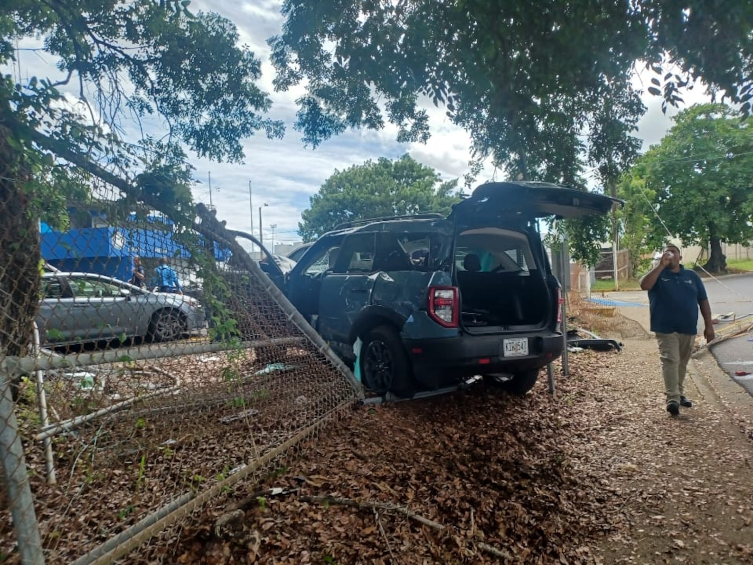El conductor de 64 años falleció tras perder el control del volante y chocar con un poste y la verja del cuartel de Ceiba.
