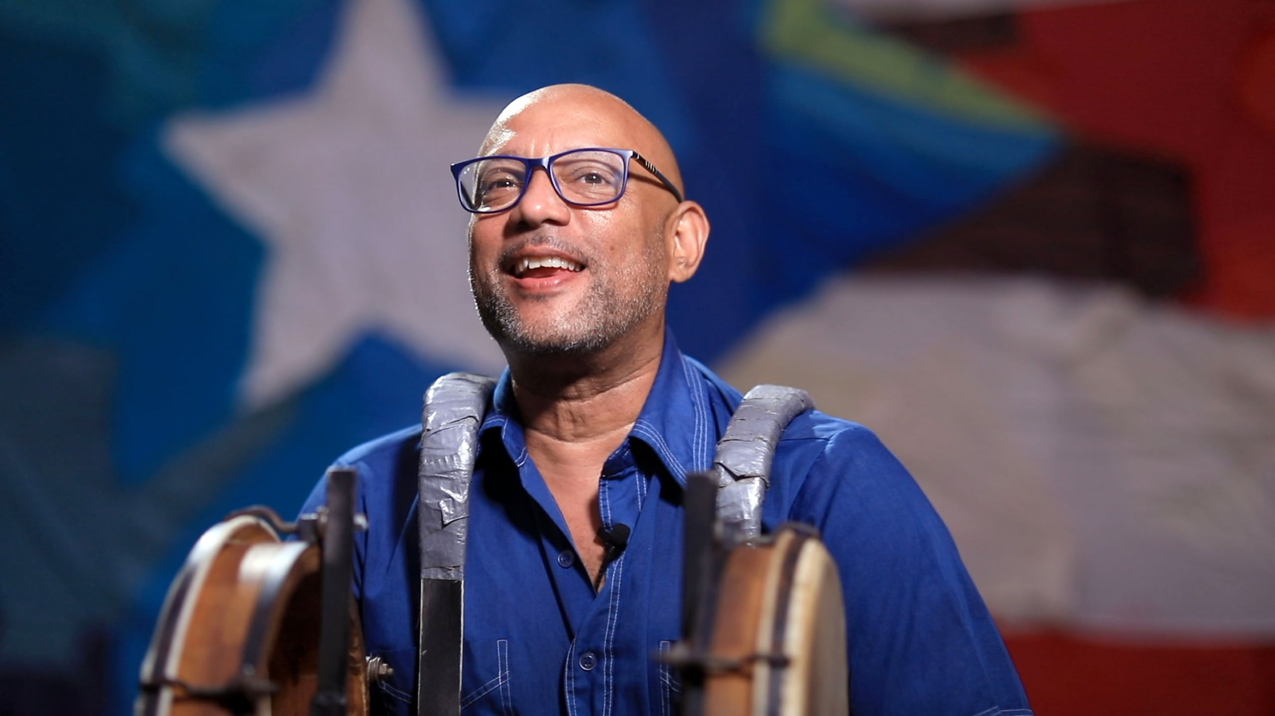 “Tito tocaba todas las panderetas, los barriles de bomba y las congas. Se destacaba en el requinto, pandero que improvisa en el género de la plena. Su velocidad y cadencia crearon un sonido distintivo que cambió la manera en que se toca la plena”, destaca la medida en su exposición de motivos.