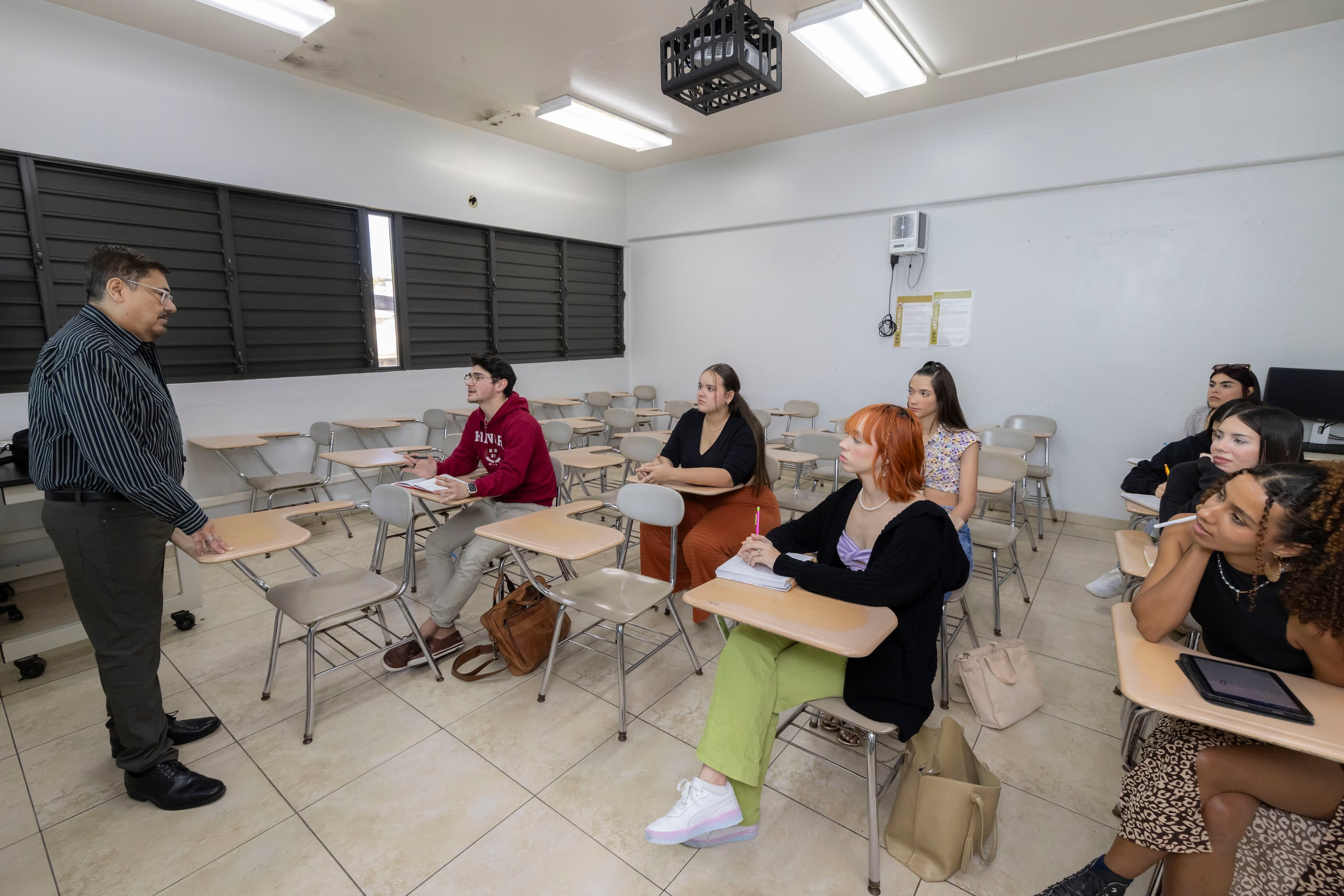 A la izquierda, Juan A. Luciano Nieves, profesor de Relaciones Públicas, imparte uno de sus cursos en la UPR en Arecibo.
