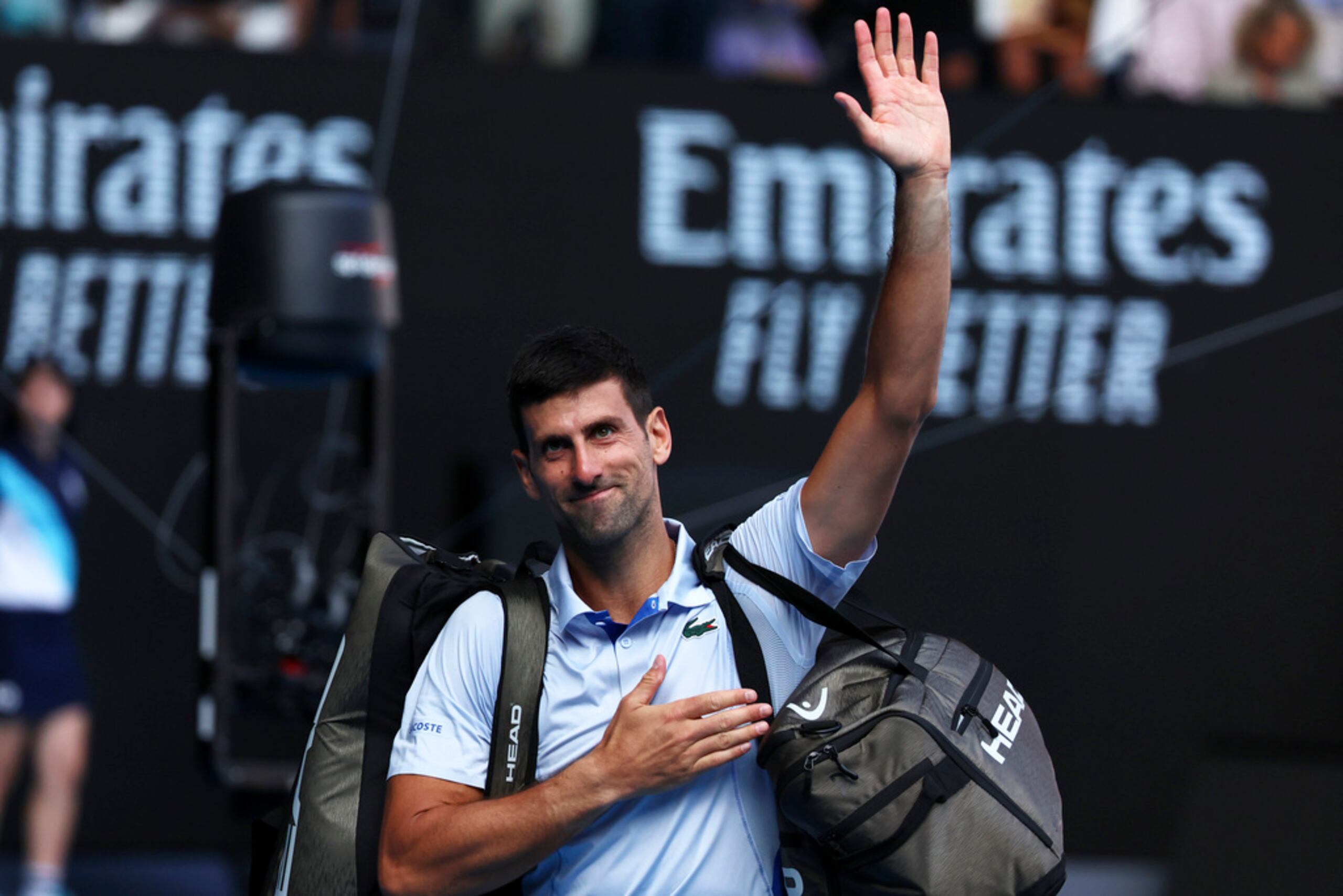 Novak Djokovic saluda al abandonar el Rod Laver Arena tras perder ante Jannik Sinner.