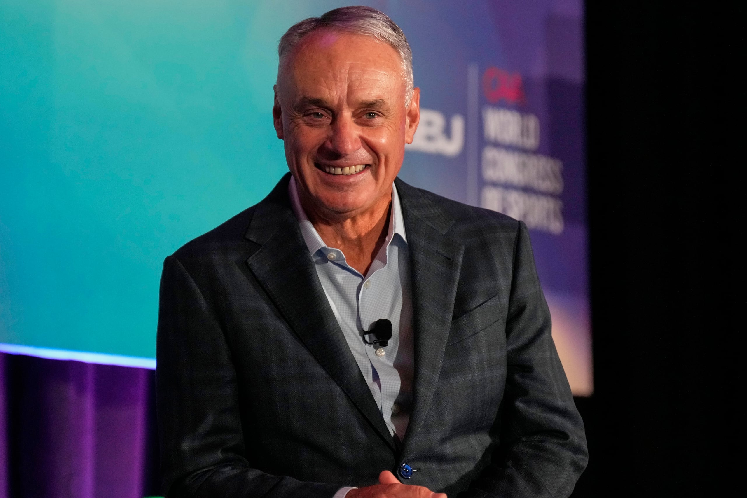 El comisionado de las Grandes Ligas, Rob Manfred, habla en el Congreso del Deporte en Nashville, Tennessee, el 22 de abril de 2025.