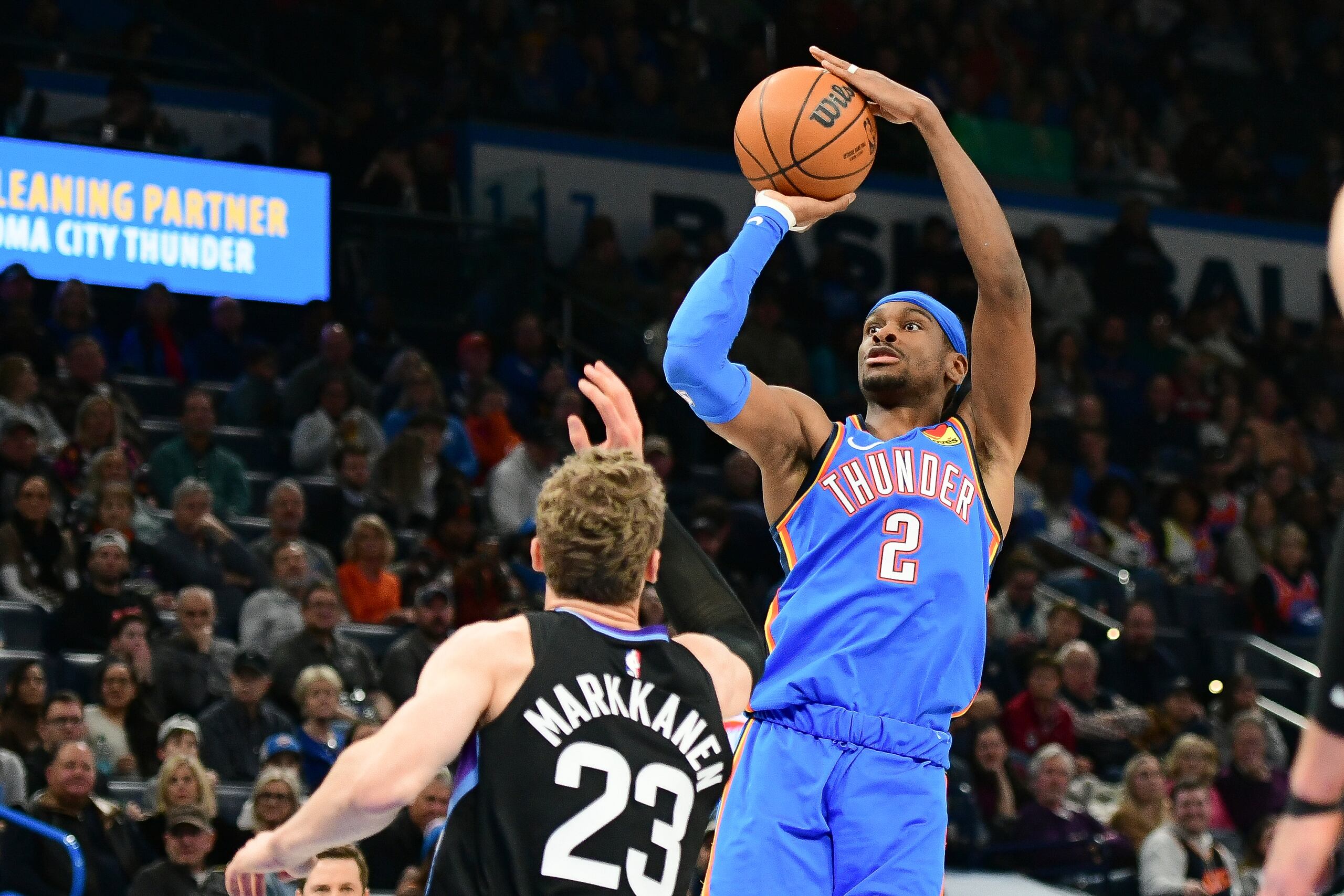 Shai Gilgeous-Alexander, del Thunder de Oklahoma City, dispara frente al alero Lauri Markkanen, del Jazz de Utah, en el encuentro del miércoles 22 de enero de 2025.