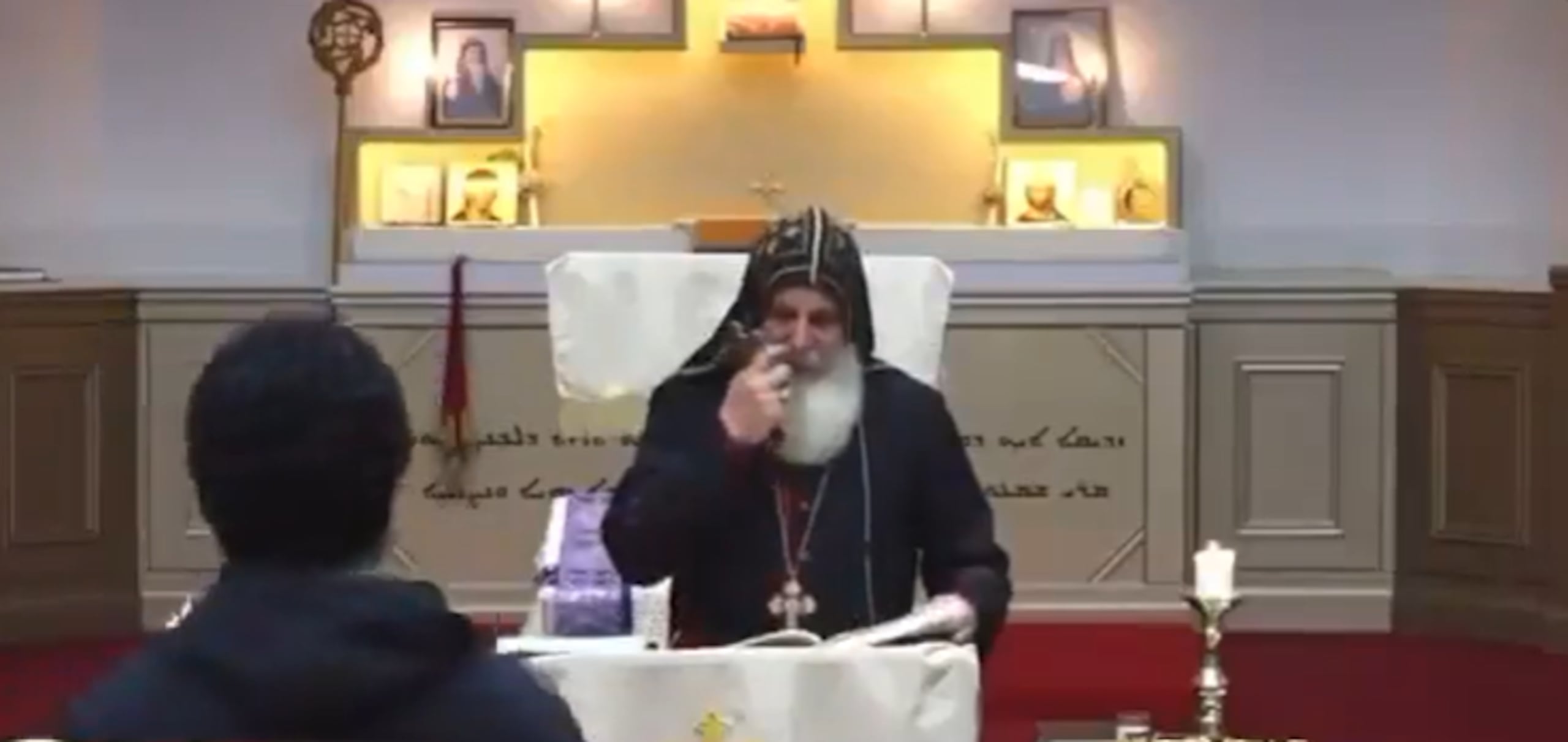 El menor está detenido después de que la noche del lunes se lanzara contra el obispo Mar Mari Emmanuel, de la iglesia asiria del Buen Pastor del distrito Wakeley, unos 30 kilómetros al suroeste del centro de Sídney, mientras oficiaba una misa retransmitida por internet.