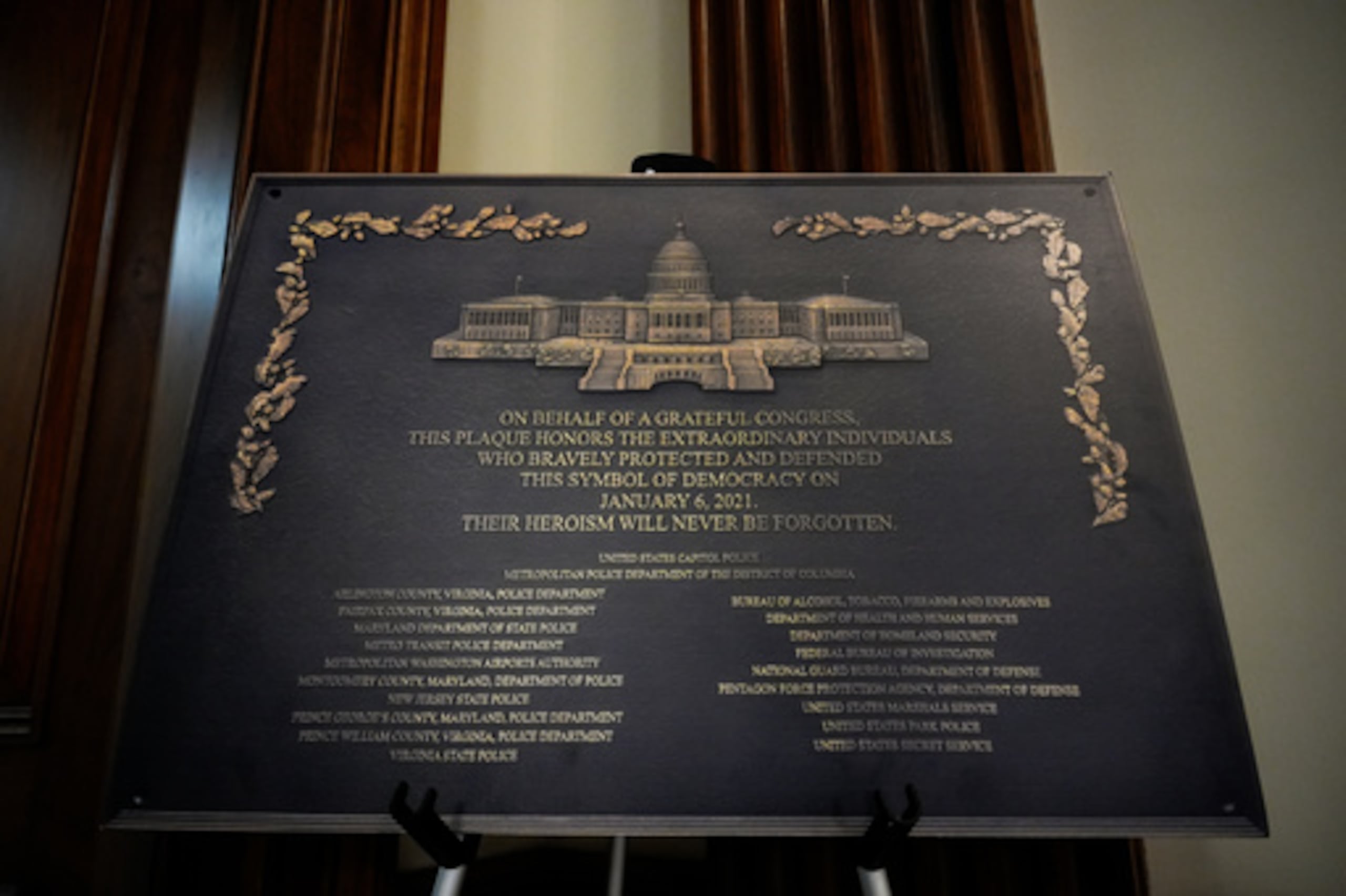 Una réplica de la placa conmemorativa de los disturbios del 6 de enero de 2021 en el Capitolio frente al despacho del líder de la minoría en la Cámara de Representantes, el demócrata por Nueva York Hakeem Jeffries, el martes 30 de diciembre de 2025, en el Capitolio de EE.UU. en Washington. (AP Photo/Julia Demaree Nikhinson)