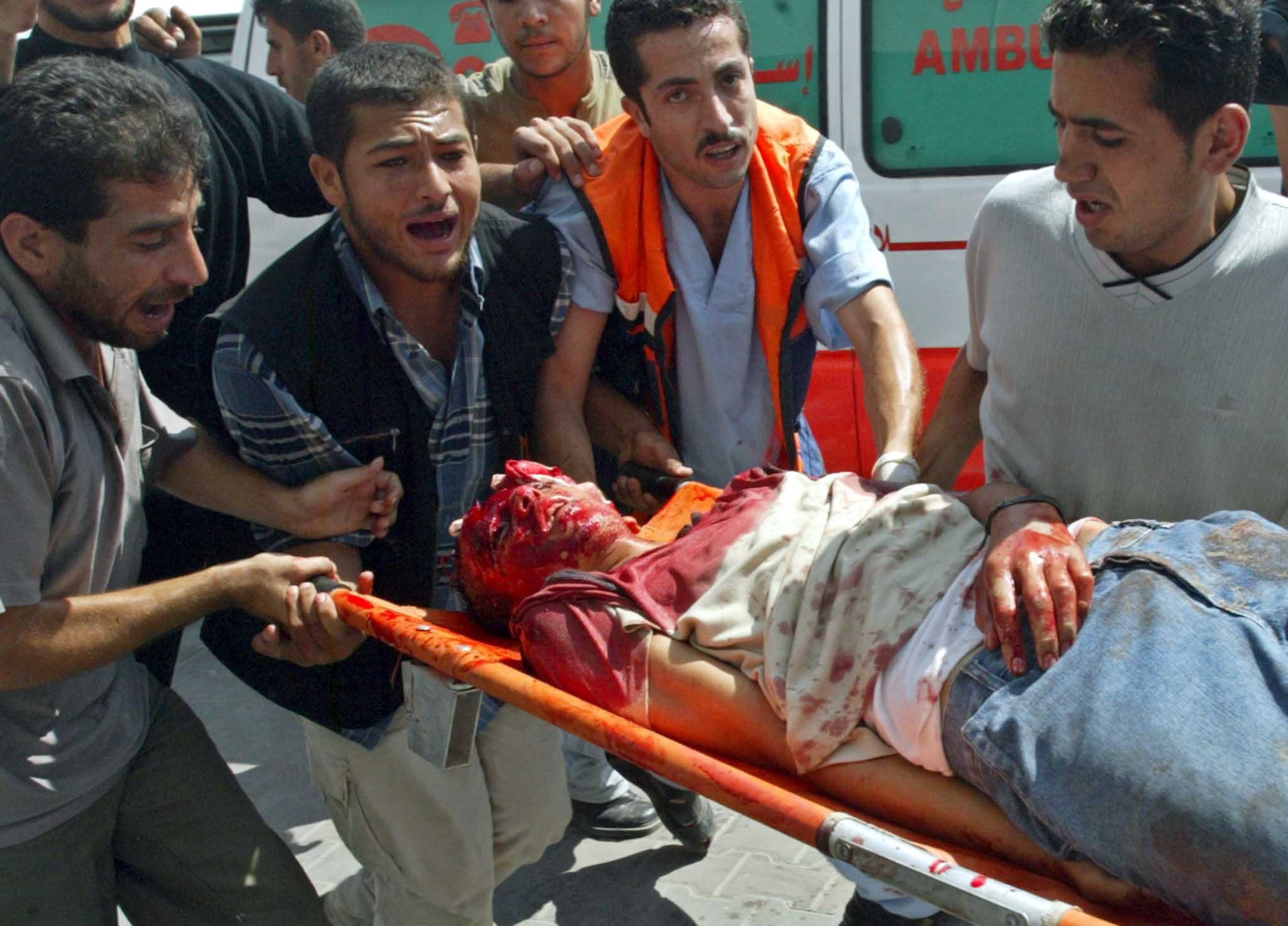 Palestinos trasladan el cuerpo de un hombre alcanzado por fuego israelí en el norte de la Franja de Gaza. EPA/MOHAMMED SABER