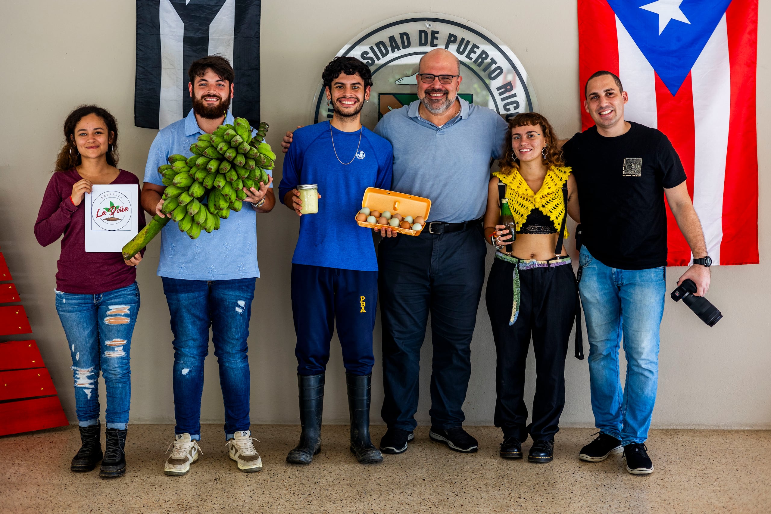 Estudiantes participantes de Génesis Agroempresarial junto al director del programa. Desde la izquierda: Krystal Martínez, Osvaldo André Guzmán, Jann Negrón, el profesor Javier Pérez Lafont, Iroko del Mar Acensio y Luis Álvarez.