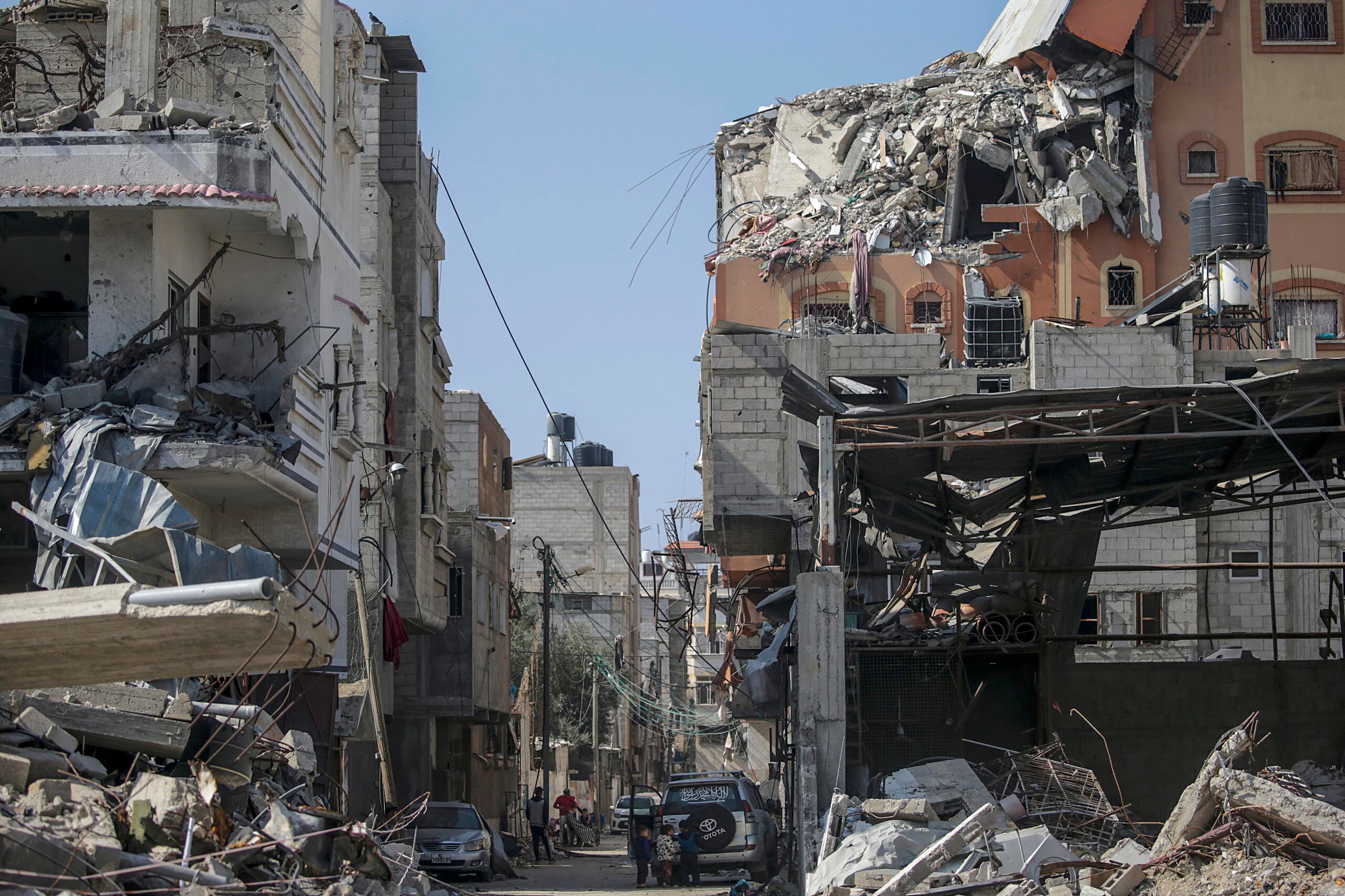 Casas destruidas en el campo de refugiados de Al Nuseirat, en el centro de la Franja de Gaza, tras los ataques aéreos israelíes, en una imagen del 28 de febrero de 2024. (EFE/EPA/MOHAMMED SABER)