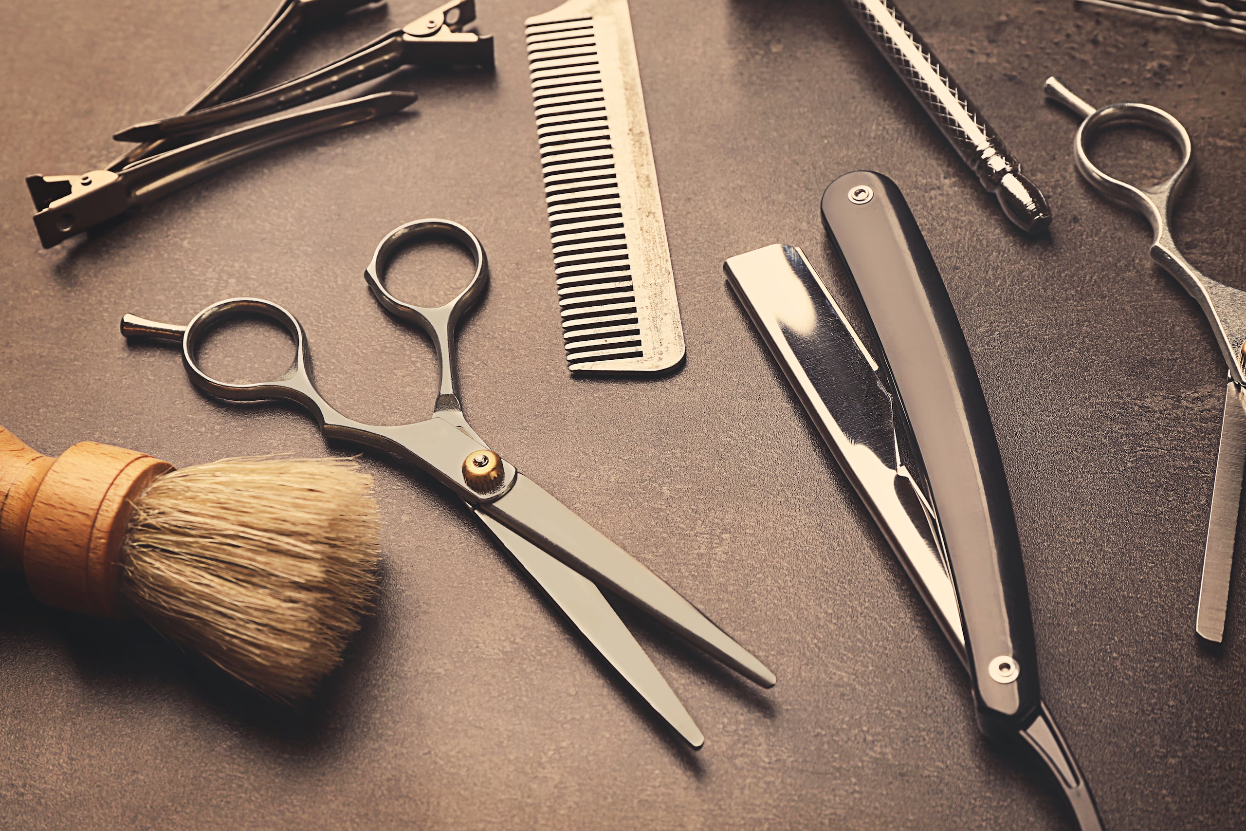Tijeras y otros equipos que usan los barberos.