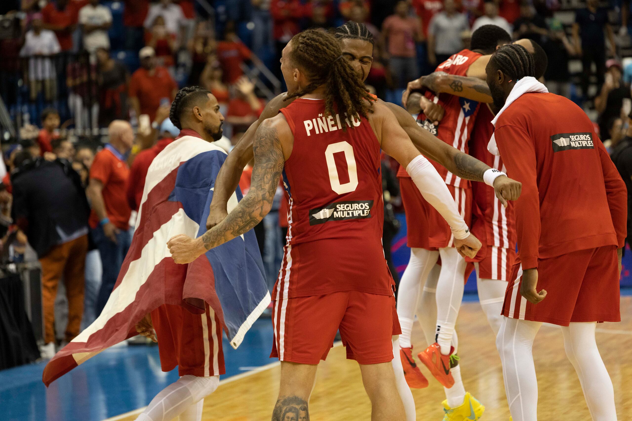 Los boricuas celebraron la victoria por espacio de 15 minutos sobre la cancha con el apoyo del público en las gradas.