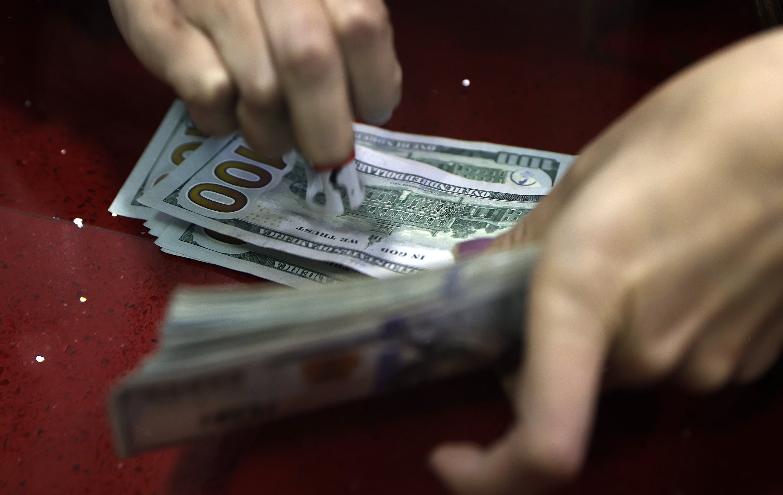 Los ladrones se apropiaron de varios celulares, accesorios y $1,500 en efectivo.