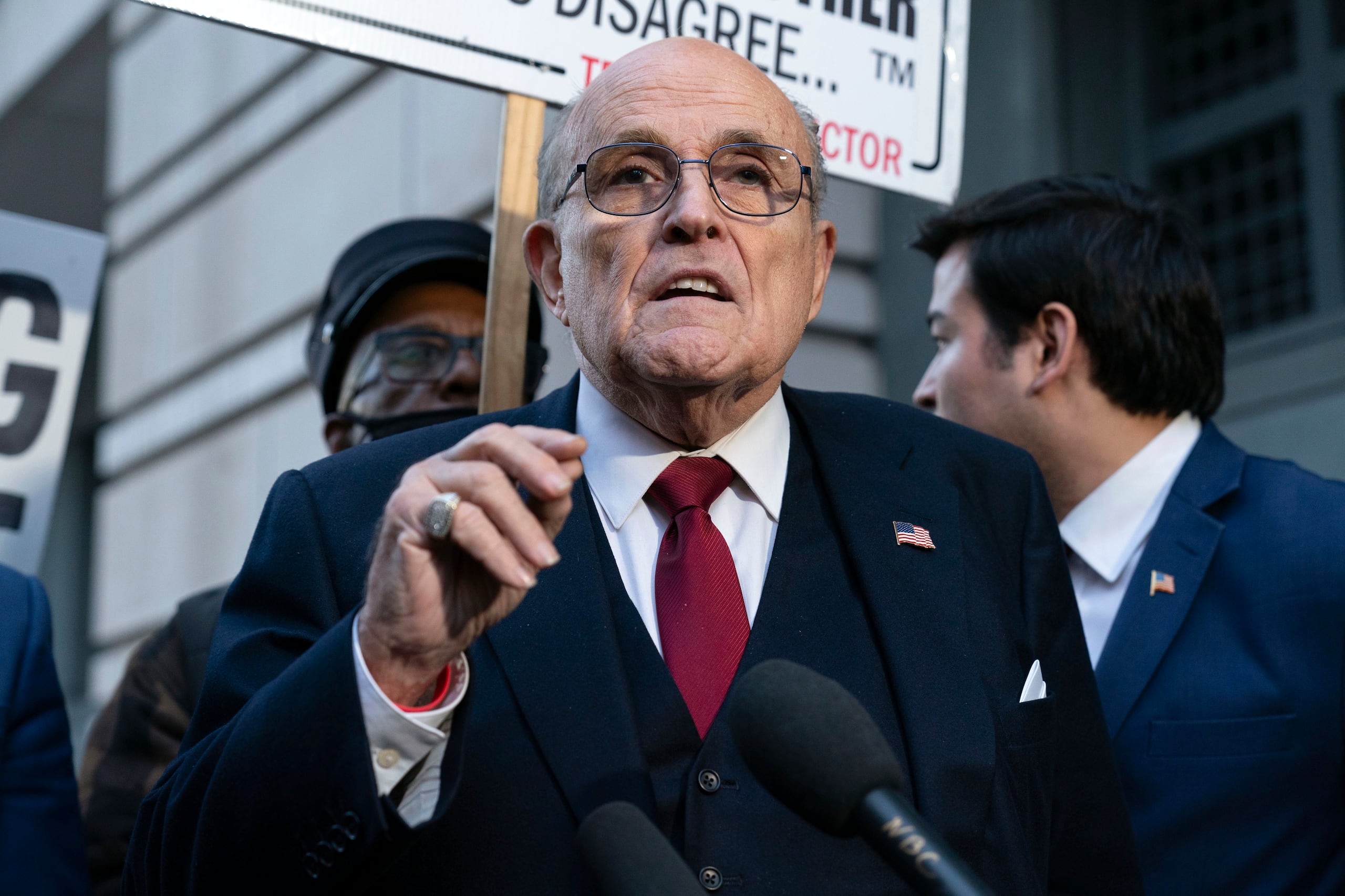 Giuliani sostuvo que ha hablado repetidamente, durante años, en su programa sobre las denuncias de que las elecciones fueron robadas, tal vez incluso en cada programa, o en cualquier otro programa.