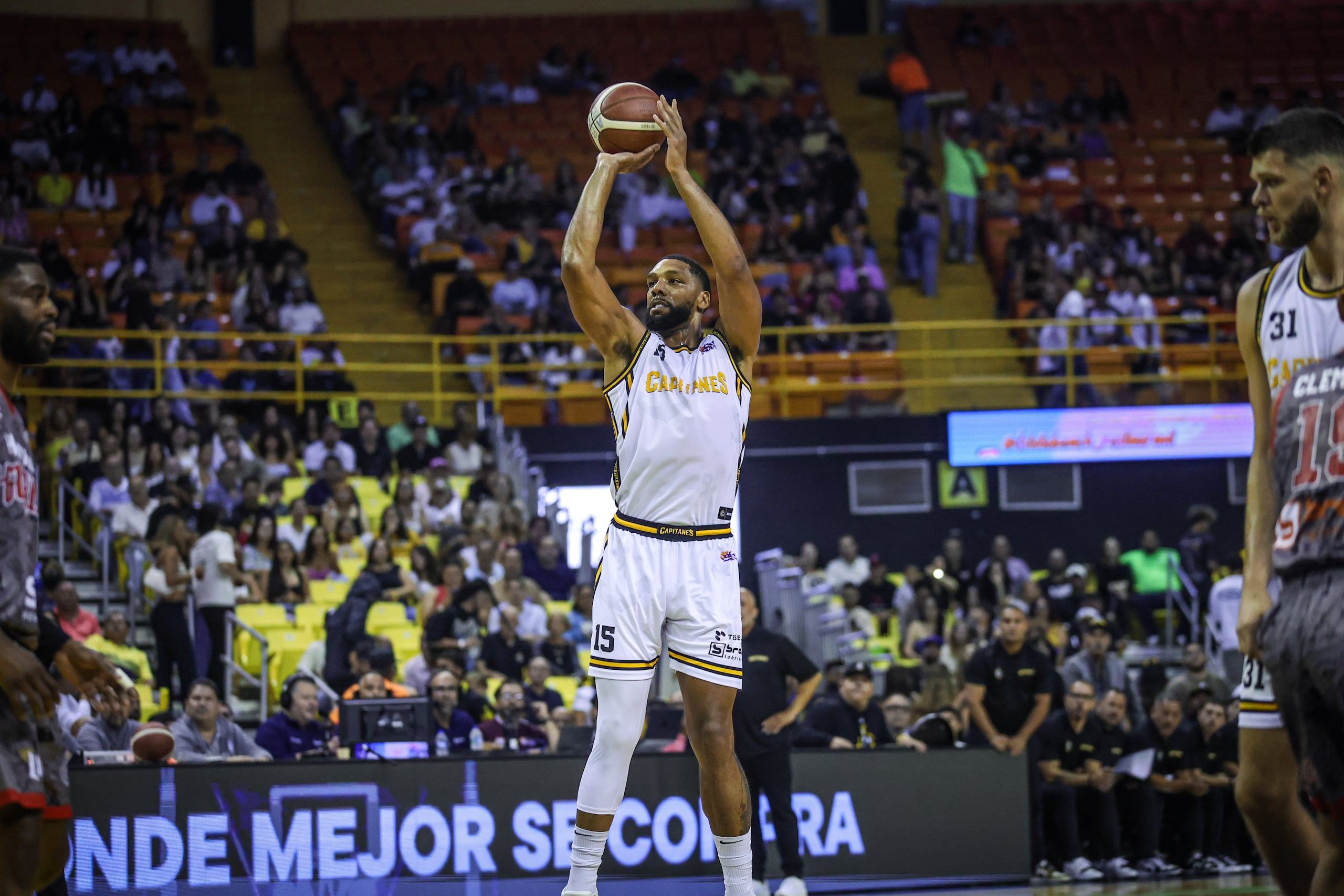 Jahlil Okafor, de los Capitanes de Arecibo, durante el tercer capítulo de la "Guerra del Norte".